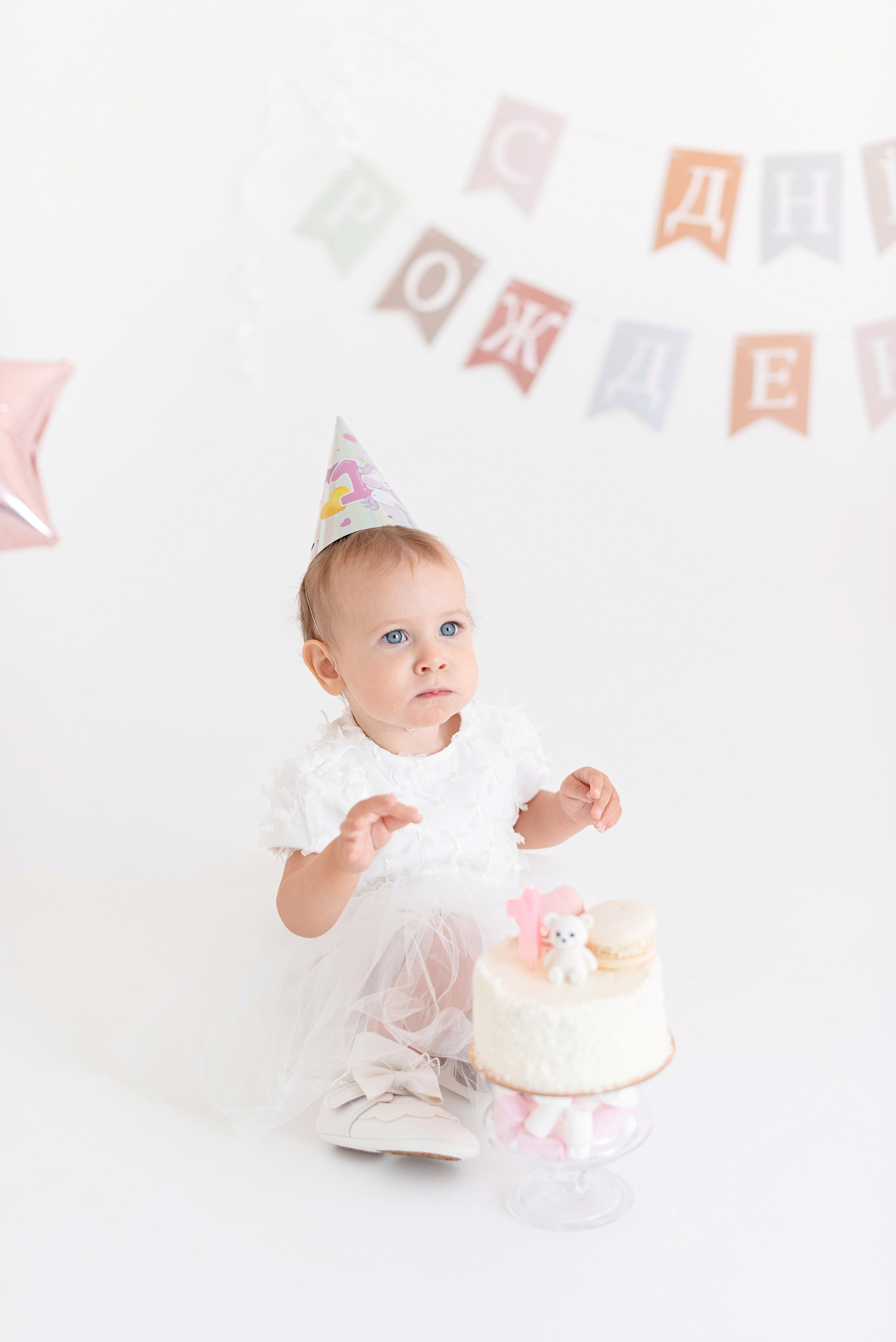 Фотосессия дня рождения ребенка в фотостудии, торт, воздушные шары, мыльные пузыри, профессиональные детские фотографии в Сургуте и Нефтеюганске.