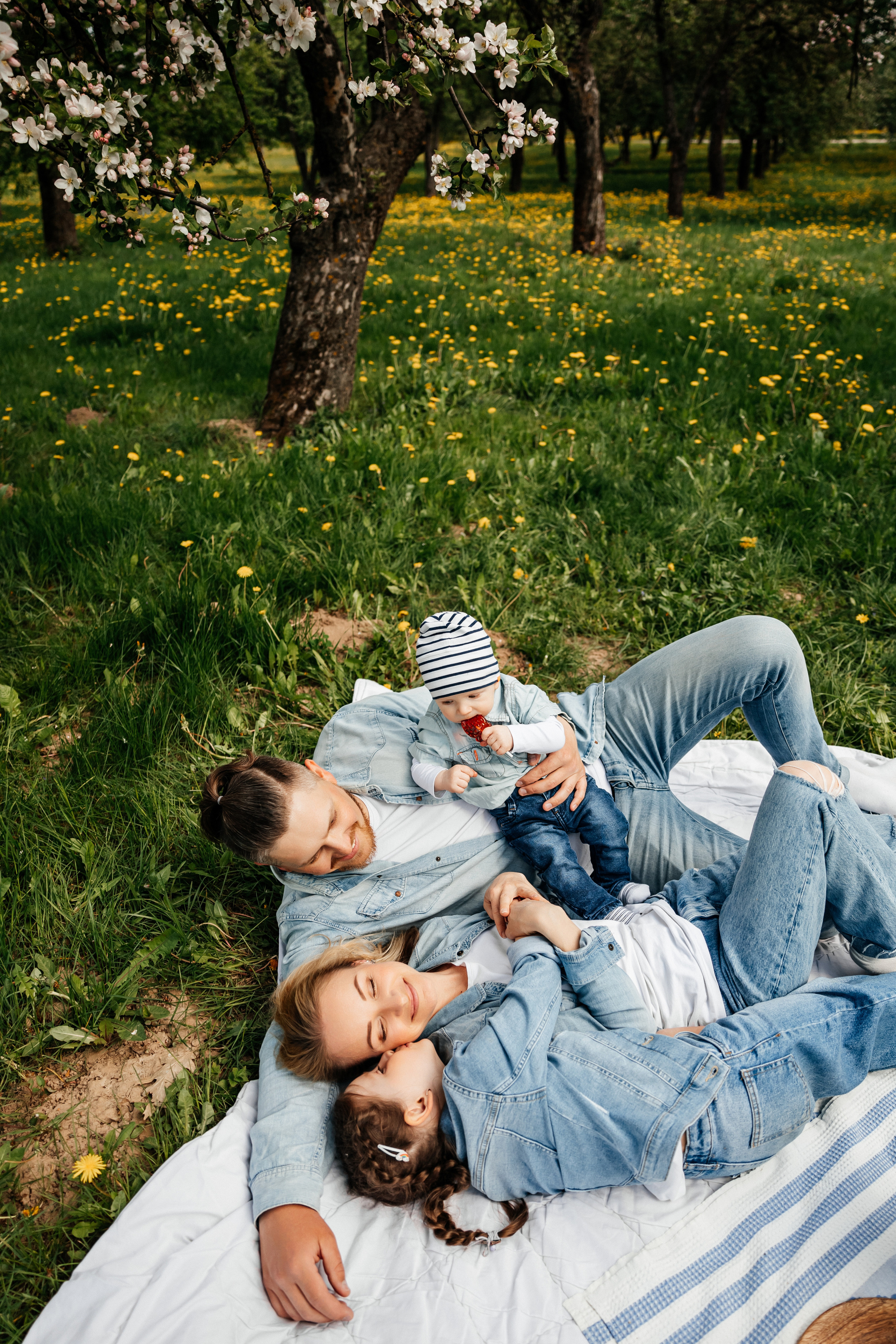 На улице весной. Свадебный и портретный фотограф Минск Евсович Инна