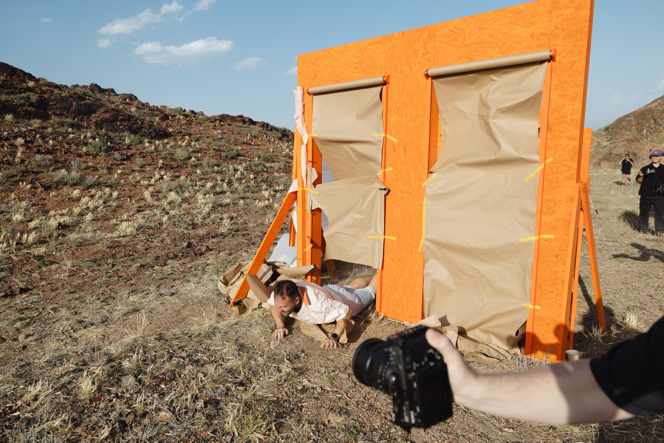 Здравствуйте! Я свадебный фотограф из Ульяновска, работаю в том числе по всей России и с выездом за границу. Снимаю свадьбы, lovestory, корпоративы, светский репортаж. Провожу обучение по фотографии, мастер-классы и воркшопы для других фотографов.