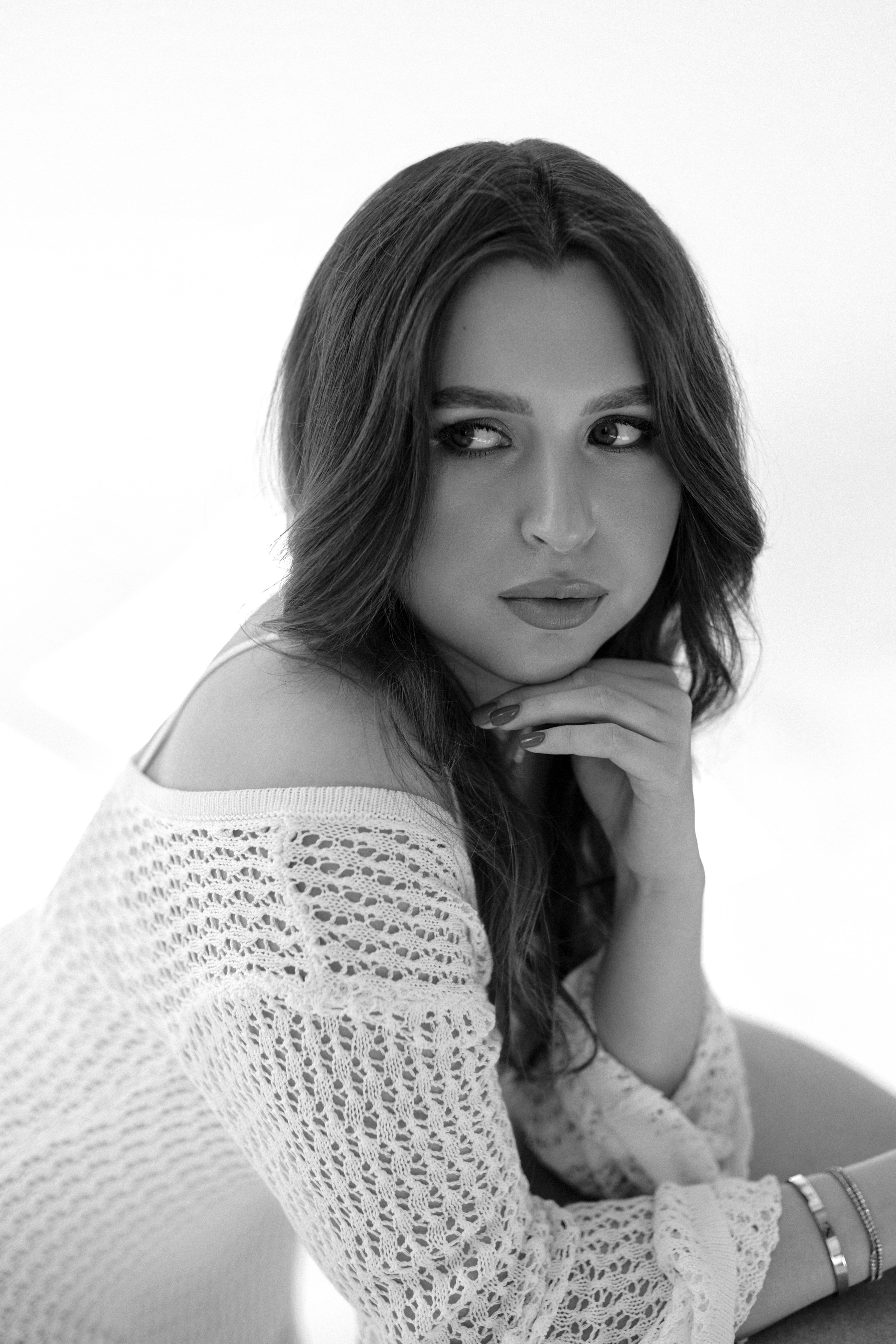 Минималистичная фотосессия. Сестры Карабаза. Фотографы и ретушеры в Москве и Санкт-Петербурге