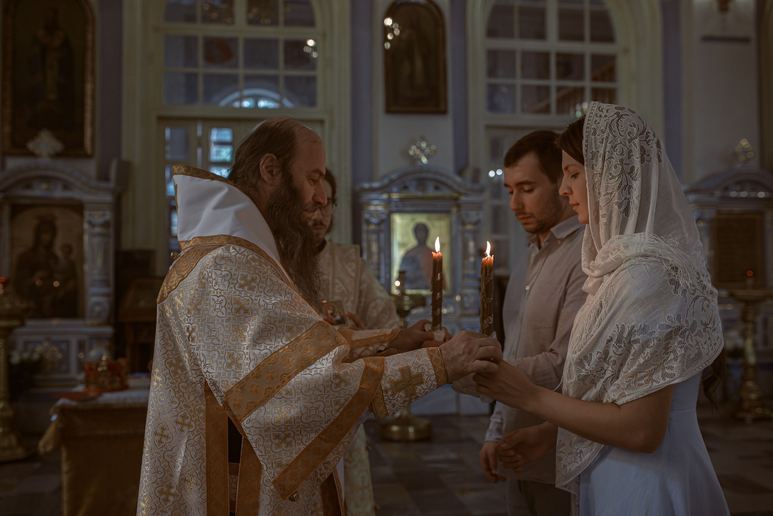 Епископ Орский и Гайский Ириней (Тафуня) совершает таинство Венчания в Успенском кафедральном соборе Ташкента