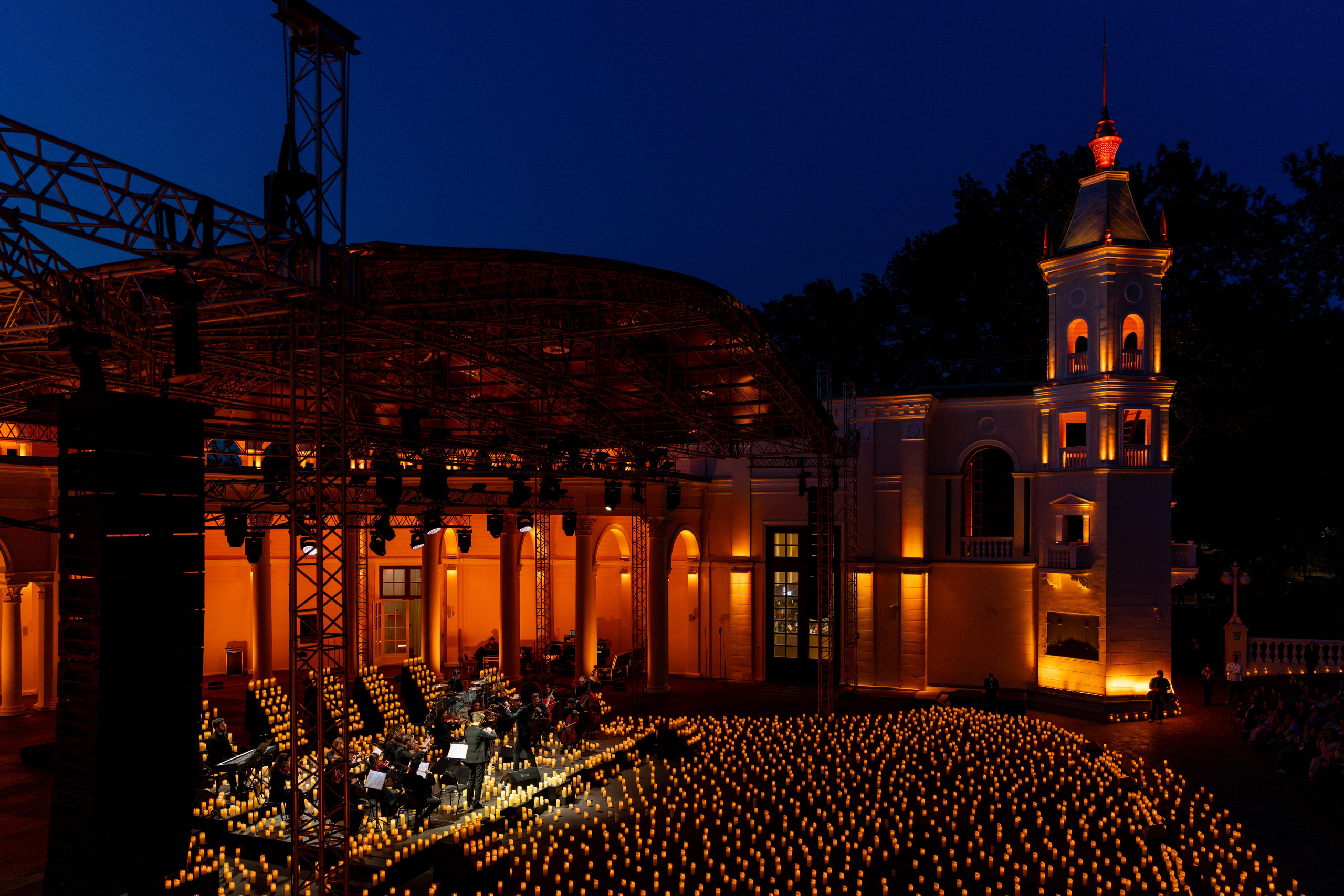 Симфонический оркестр Lumisfera при свечах. Фотограф Никита Комаров