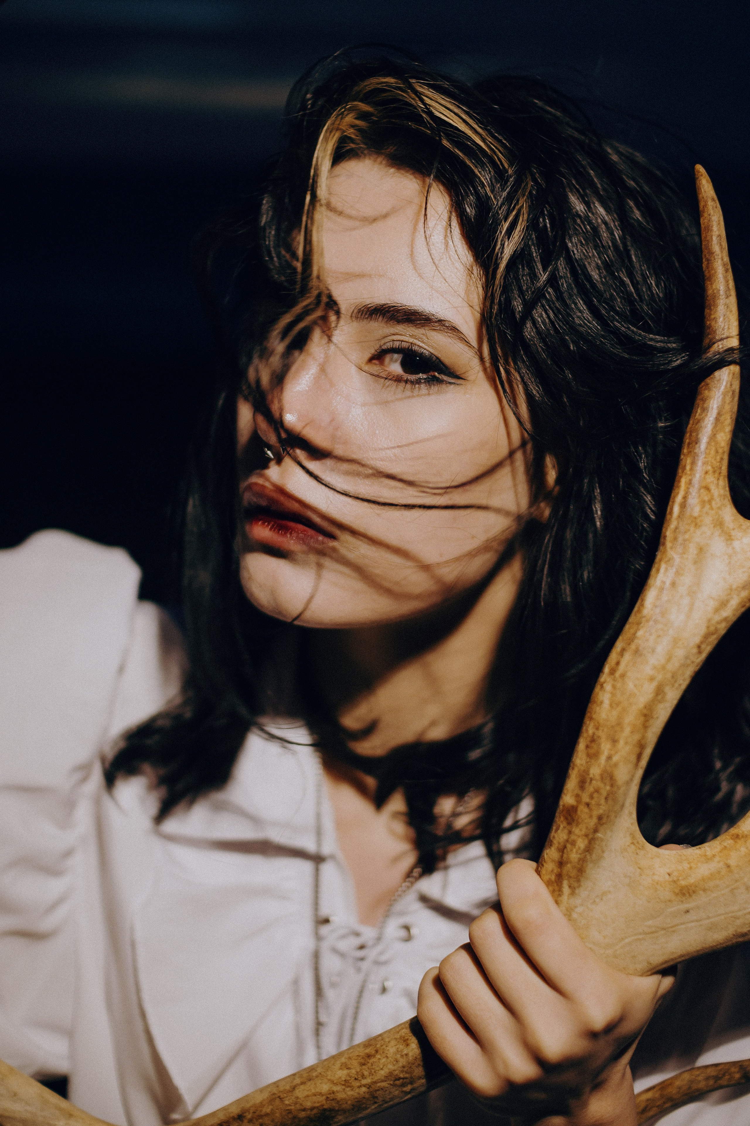 Съёмка у моря с оленьими рогами