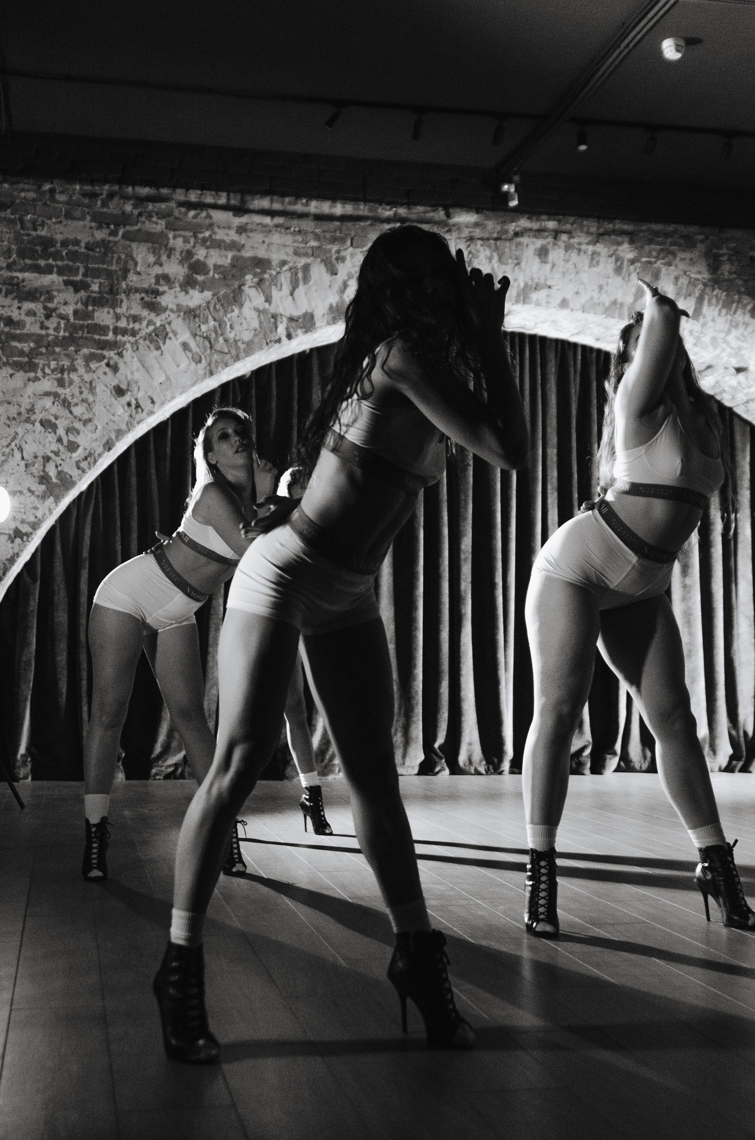 Фото-подглядки с видеосъемки танцевальной команды «Secret». Денисова Аля — фотограф для парных съемок и индивидуальных историй в Барнауле