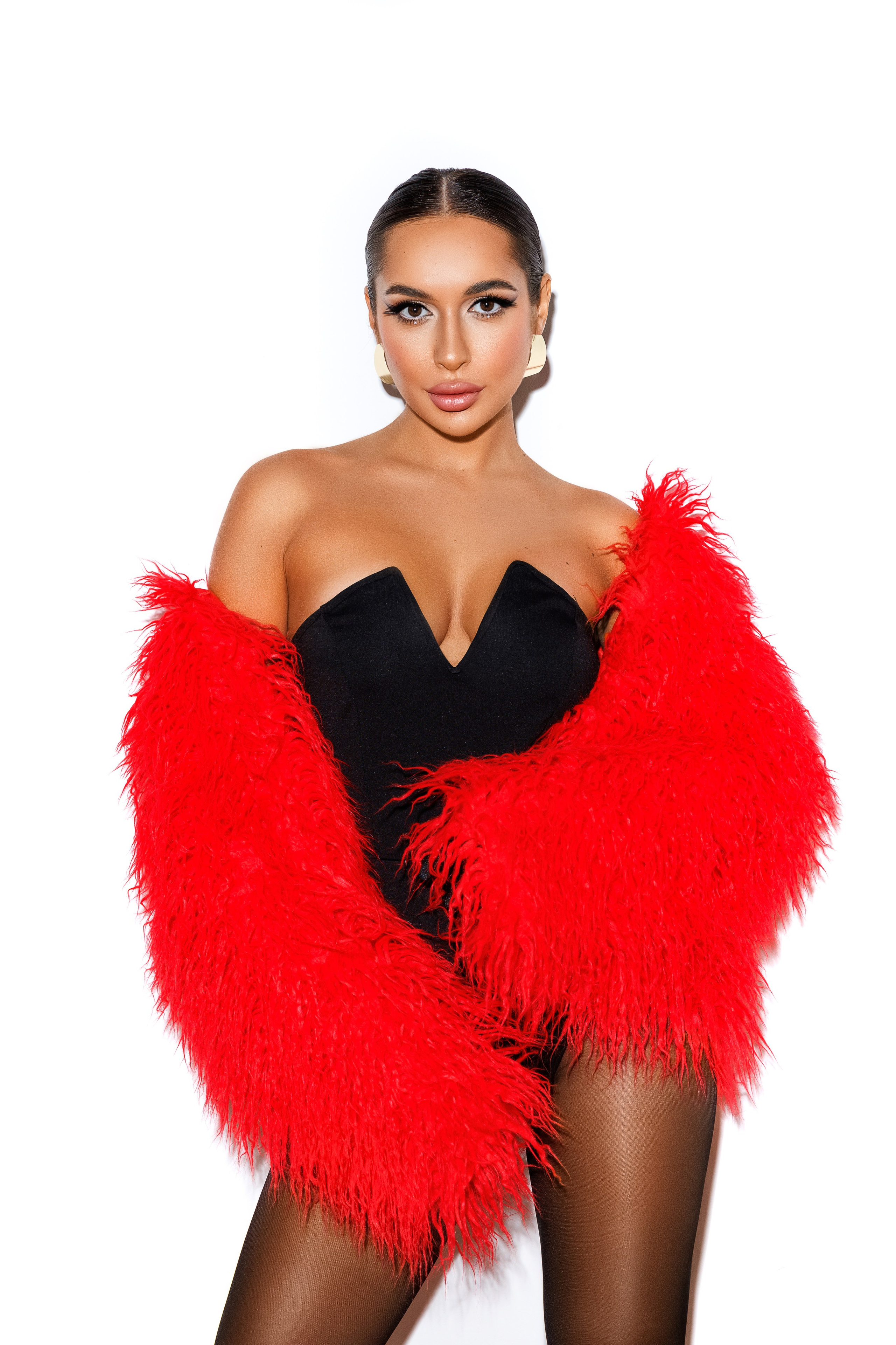 Шуба короткая , красного  цвета . Размер универсальный от 42 до 50