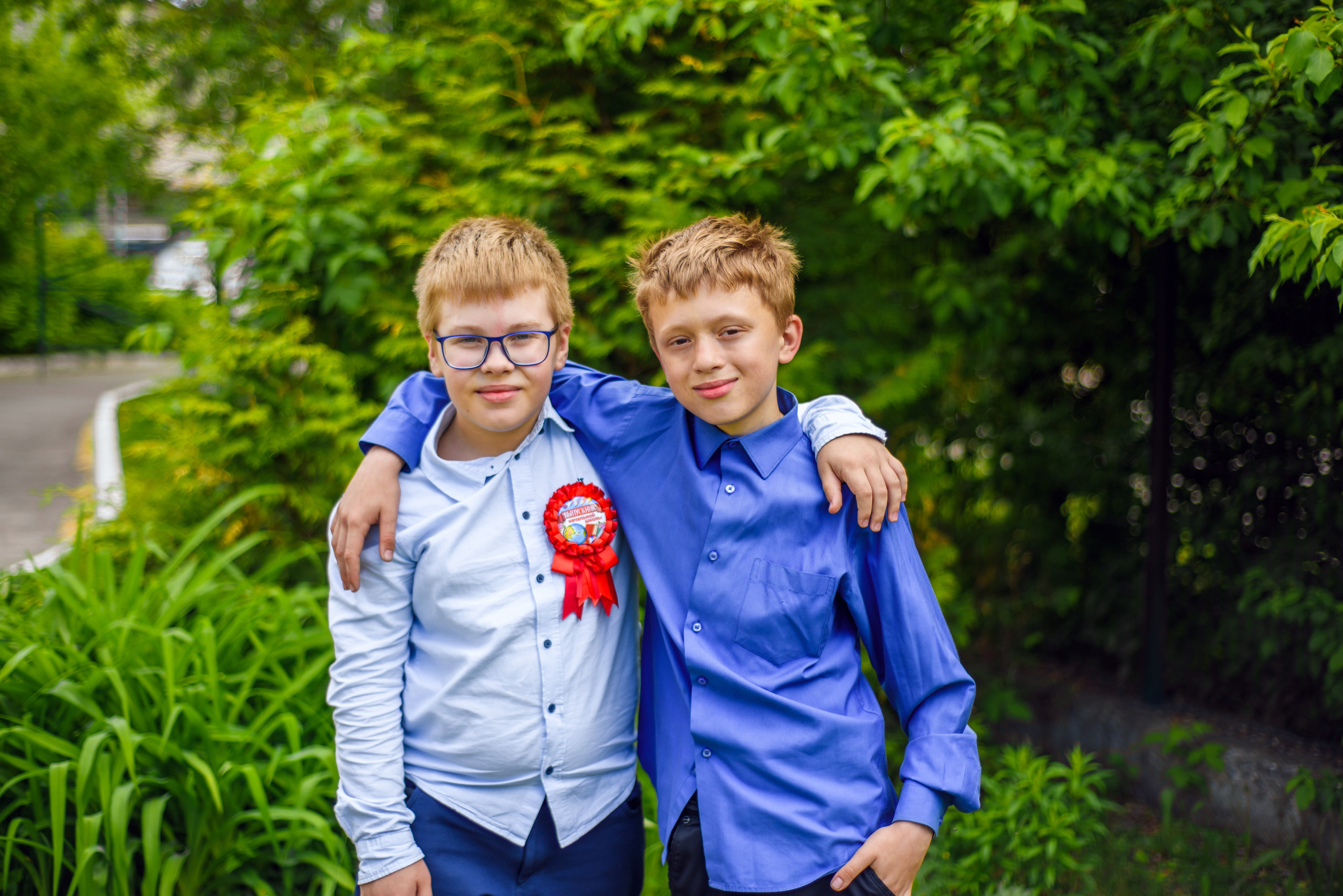 Фотосъемка в школьном саду. Фотограф. Выпускные альбомы в Барнауле