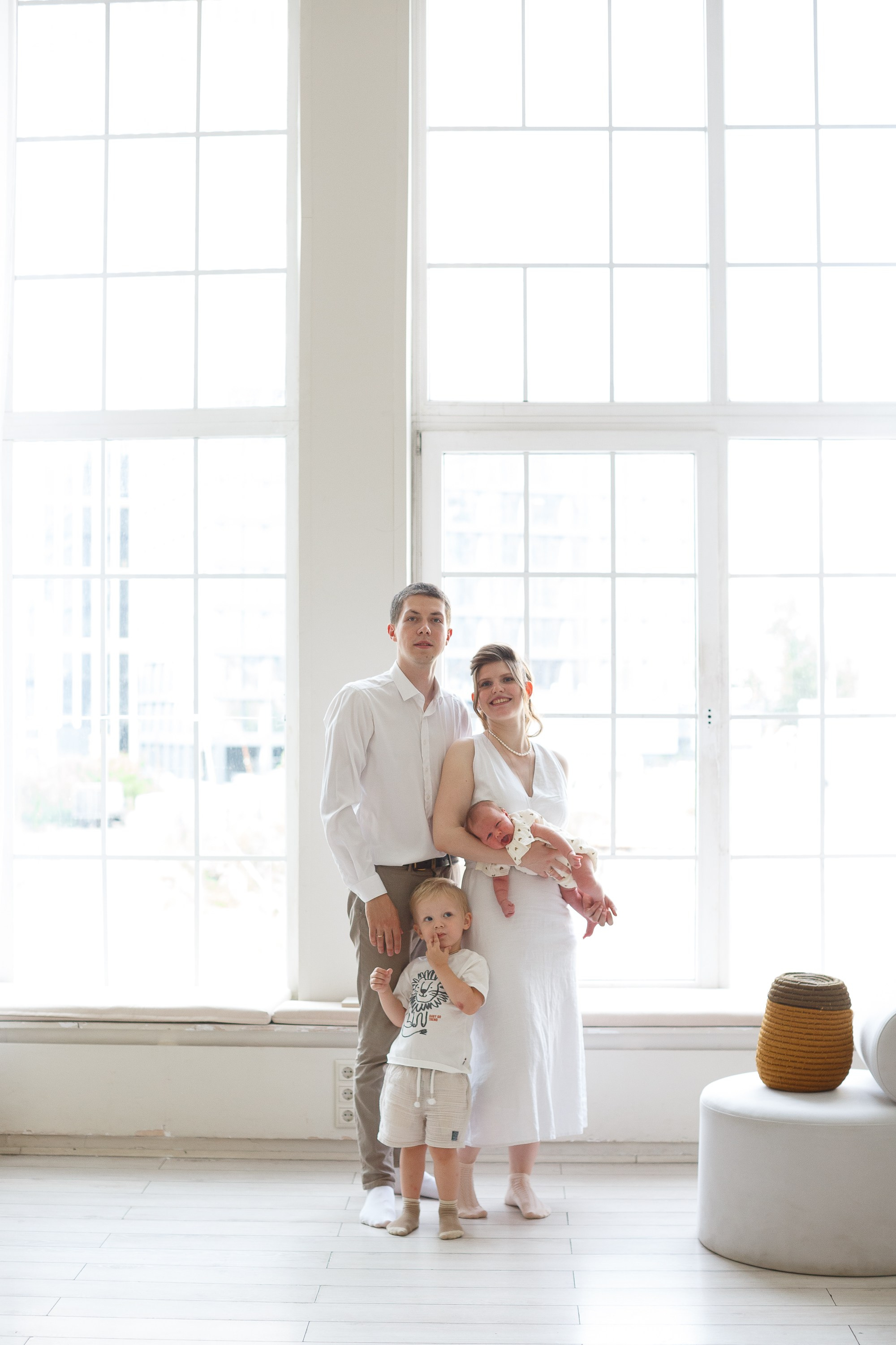 Семейная фотосессия в студии. Фотограф в Москве для семейной фотосессии Юревич Арсений.