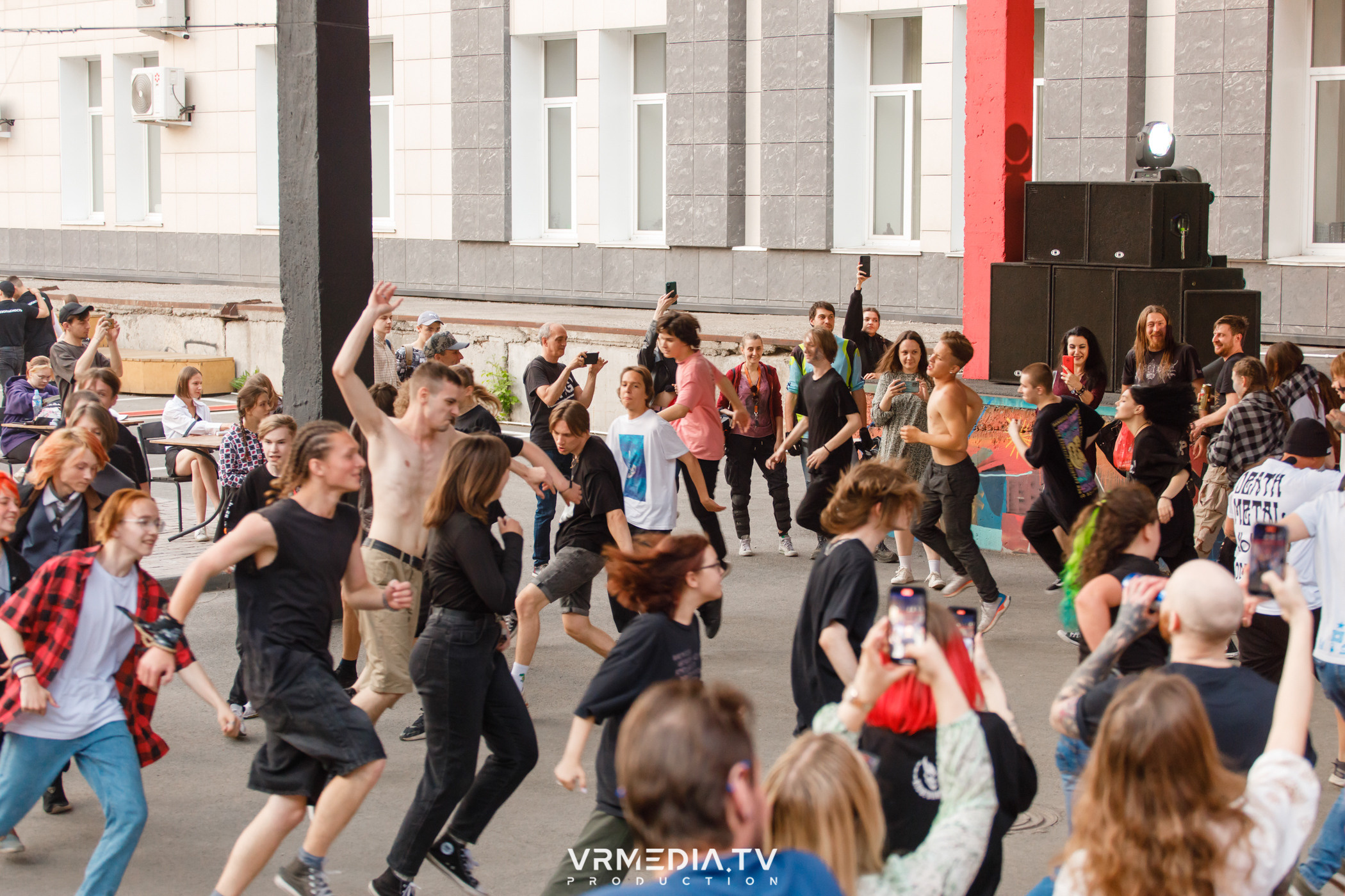 XVIII открытый городской рок-фестиваль «Над землёй» в культурном прост