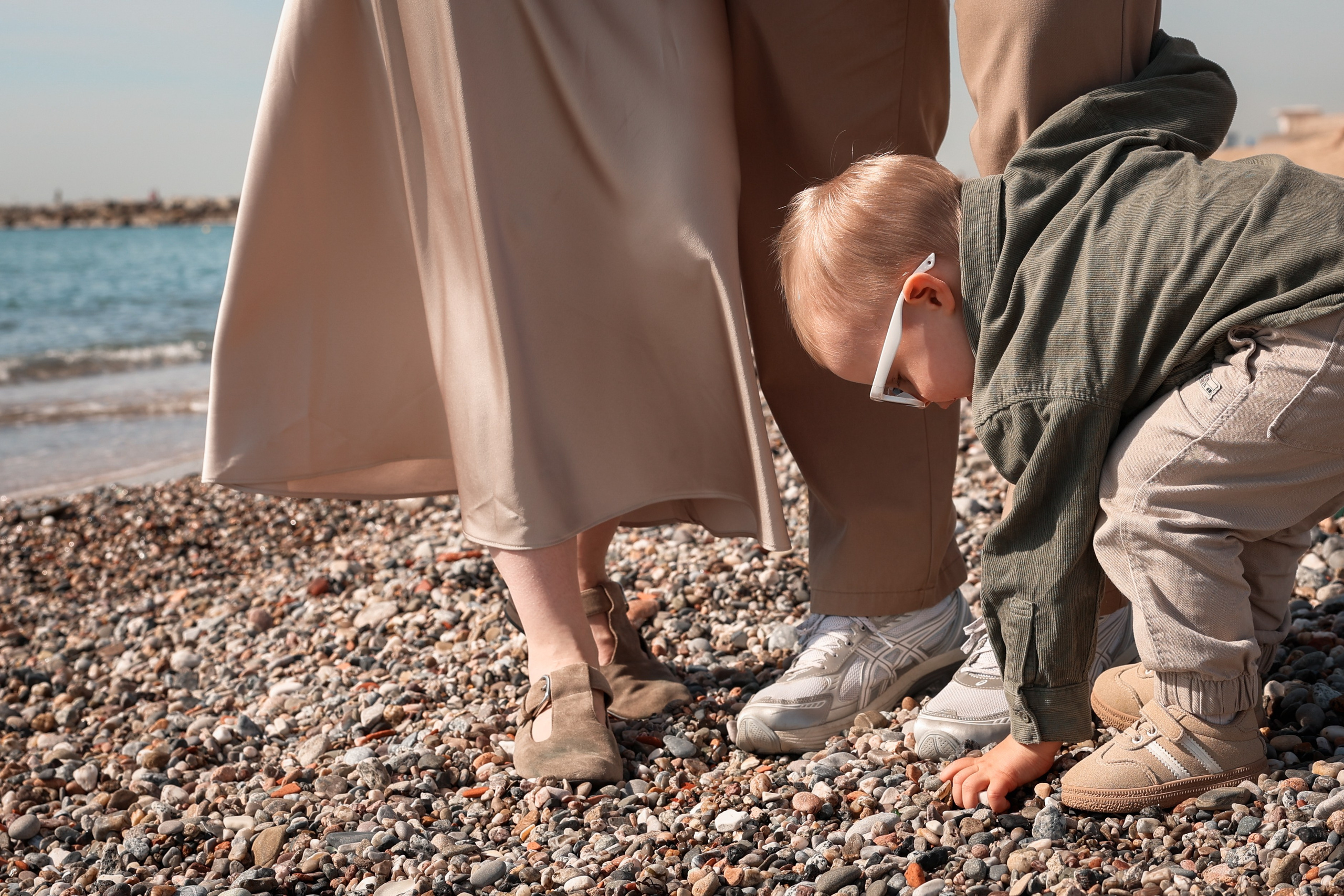 Seashore with a toddler. Natalia Zhuravleva|family, newborn, maternity photographer in Barcelona