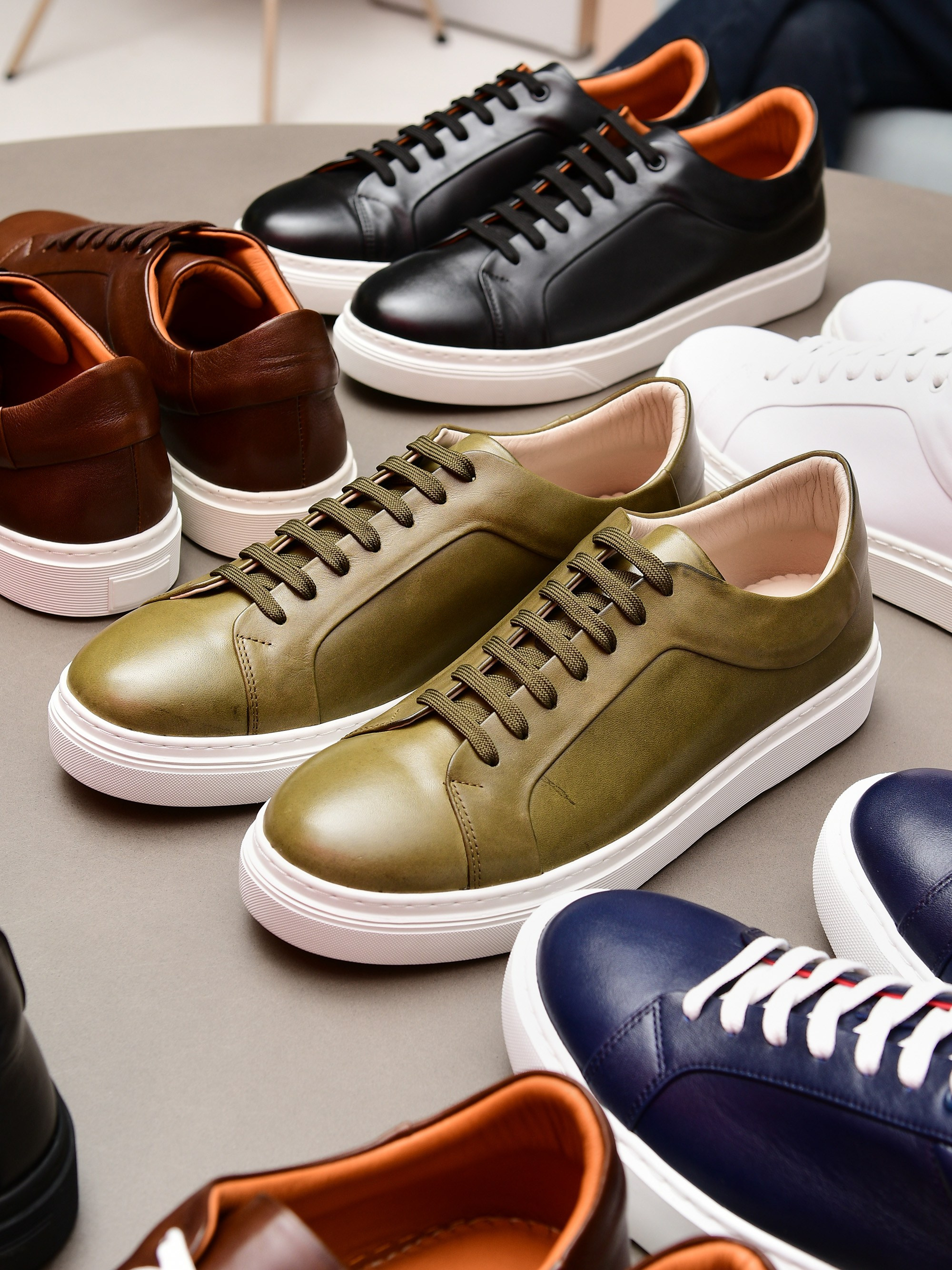 Мужские кроссовки со шнурками разных цветов