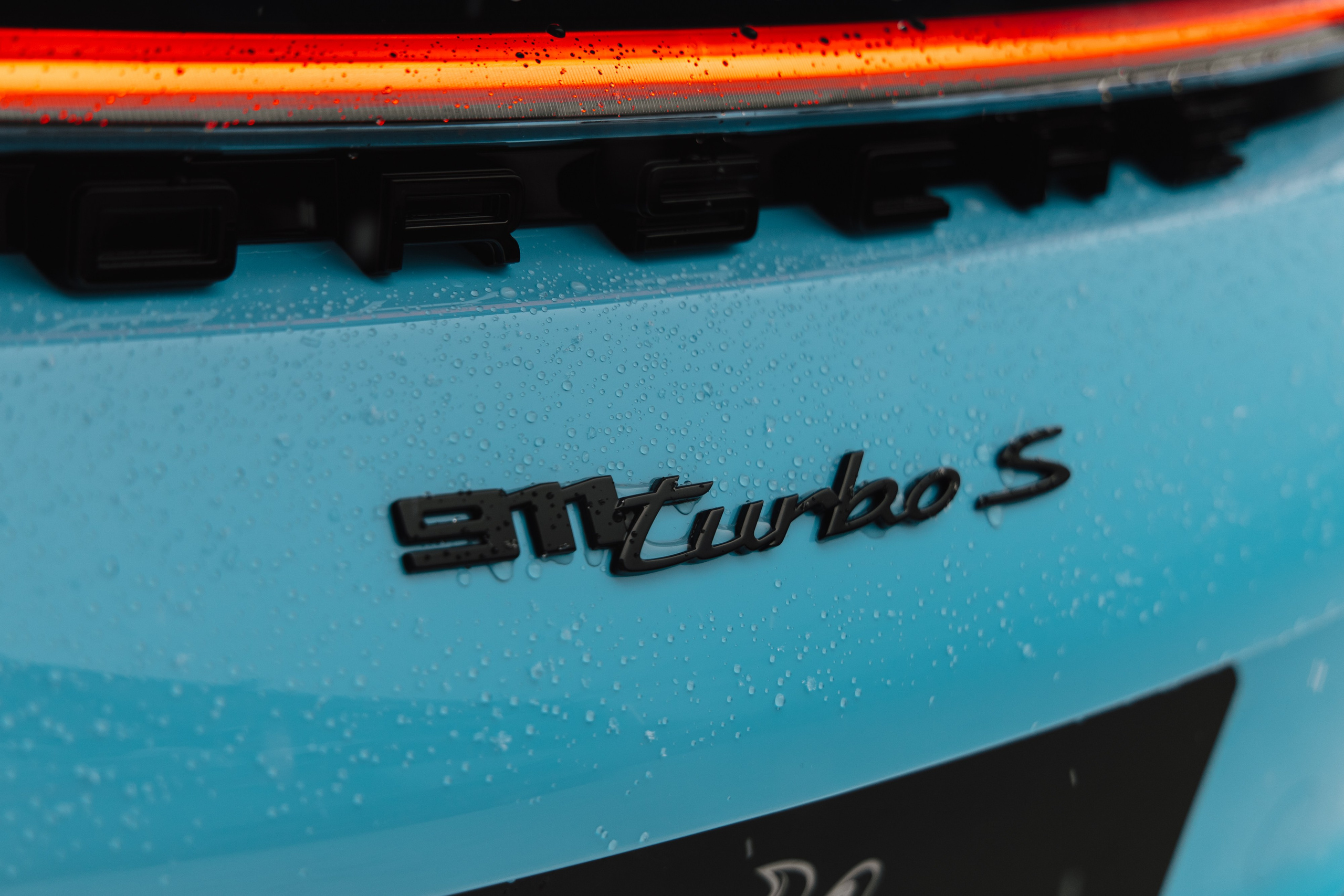 Porsche 911 оклейка в голубой полиуритан с проемами. DeLorein