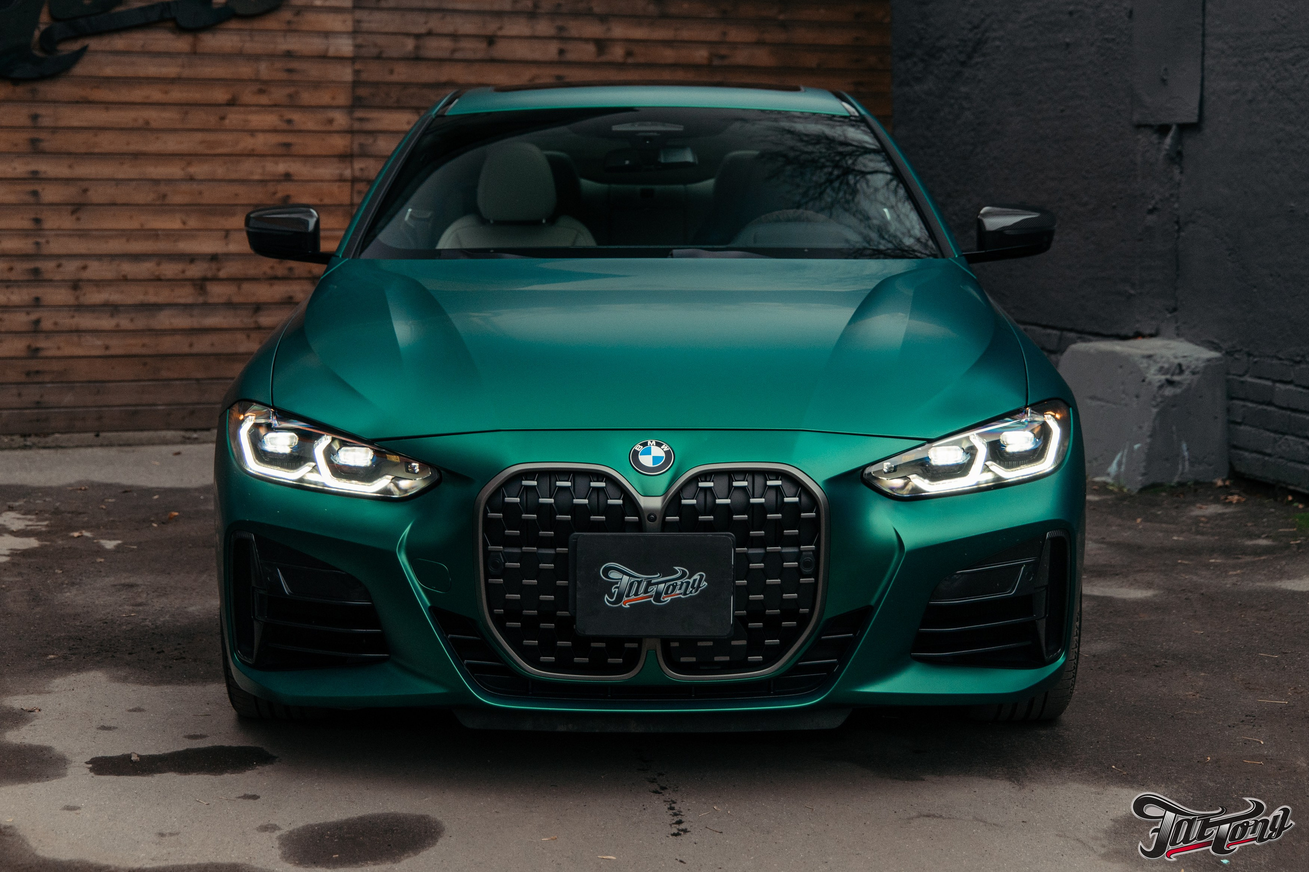 BMW 440i оклейка в цветной полиуретан Wematec matt green chrome с проемами. DeLorein