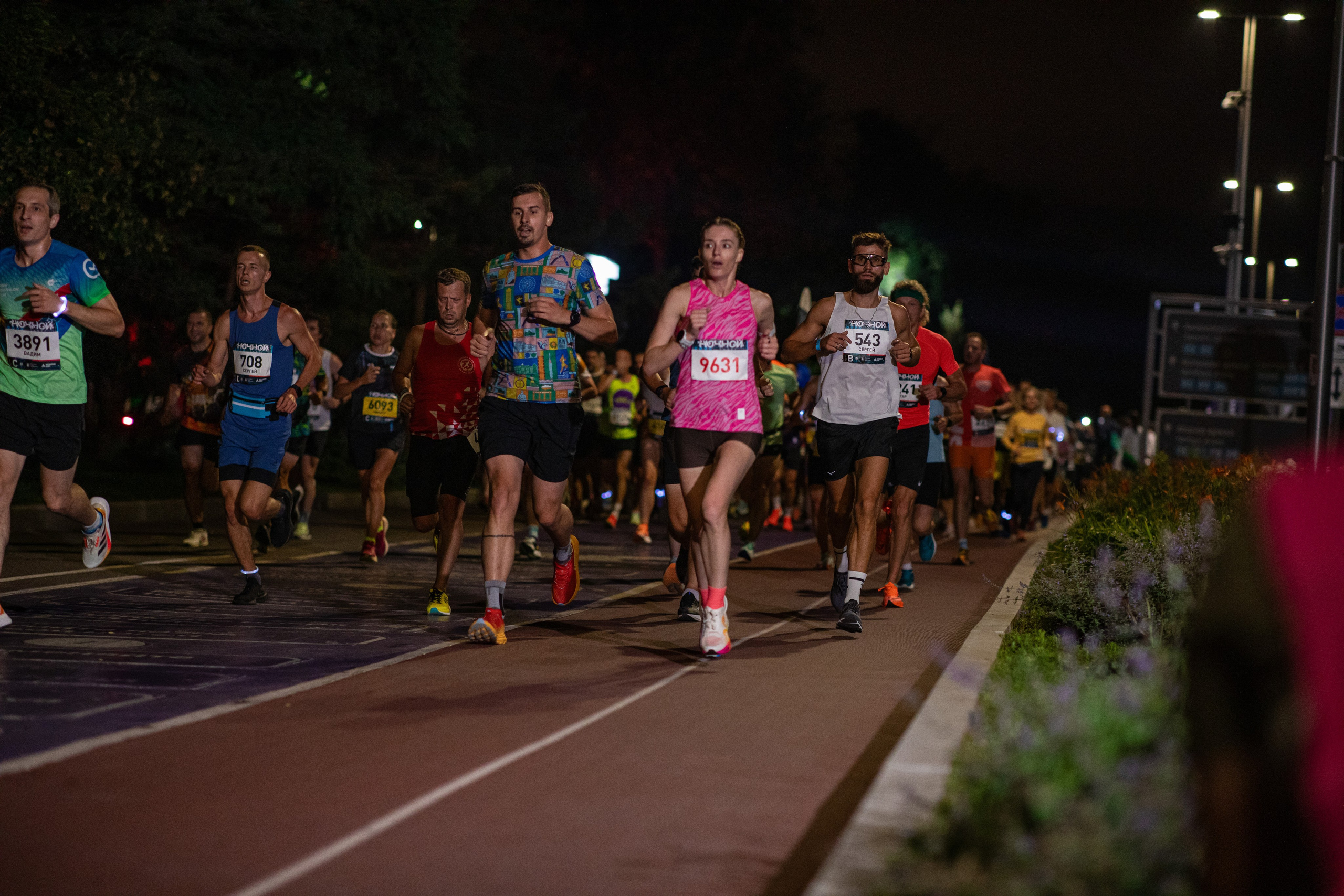 Ночной забег в ленте фотографий бегунов 03.08.24. Фотограф Сергей Ловкий