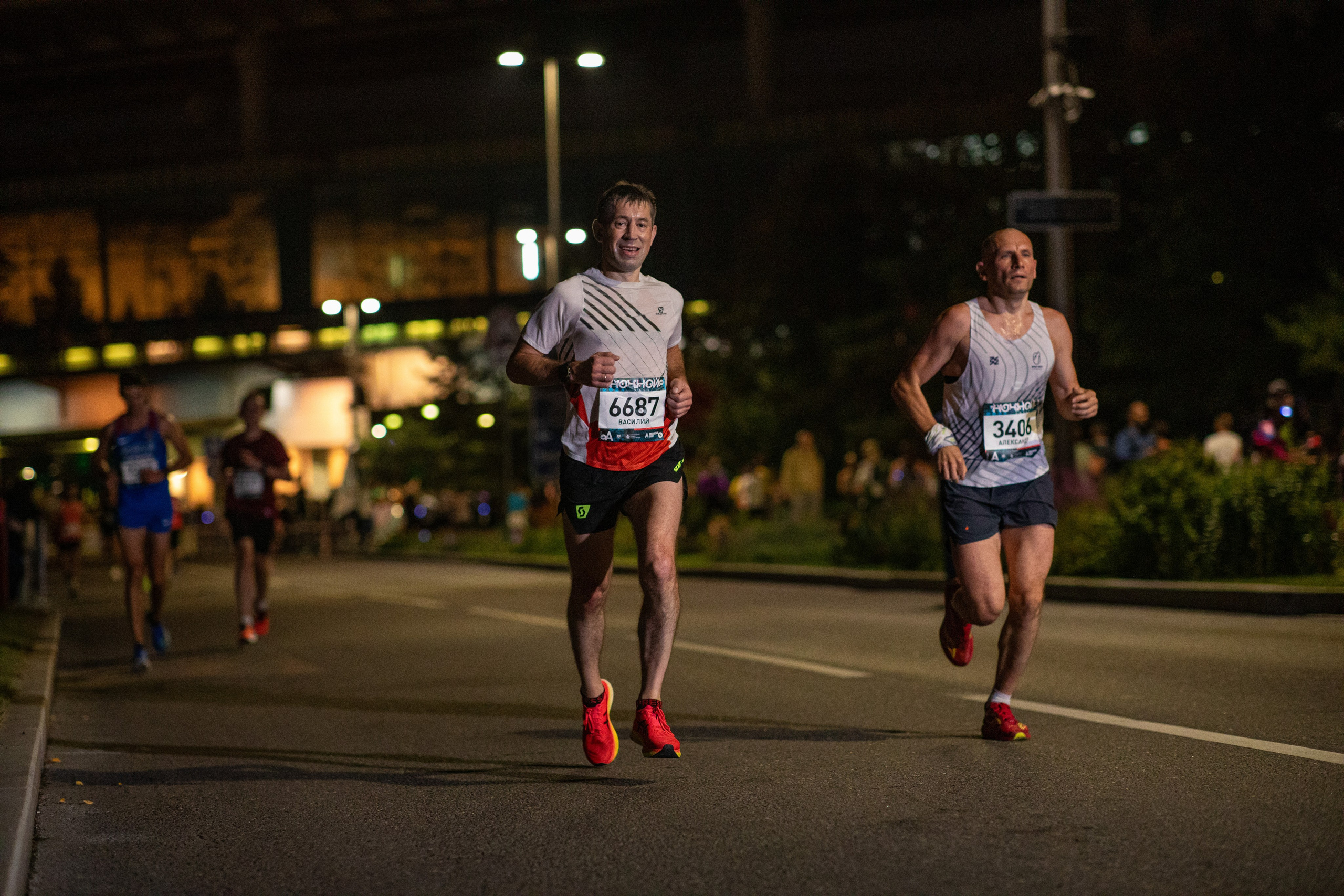 Ночной забег в ленте фотографий бегунов 03.08.24. Фотограф Сергей Ловкий