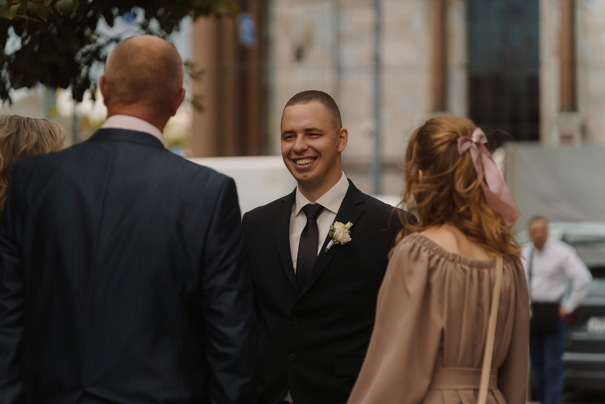 Жених Илья общается с гостями у Исаакиевского собора