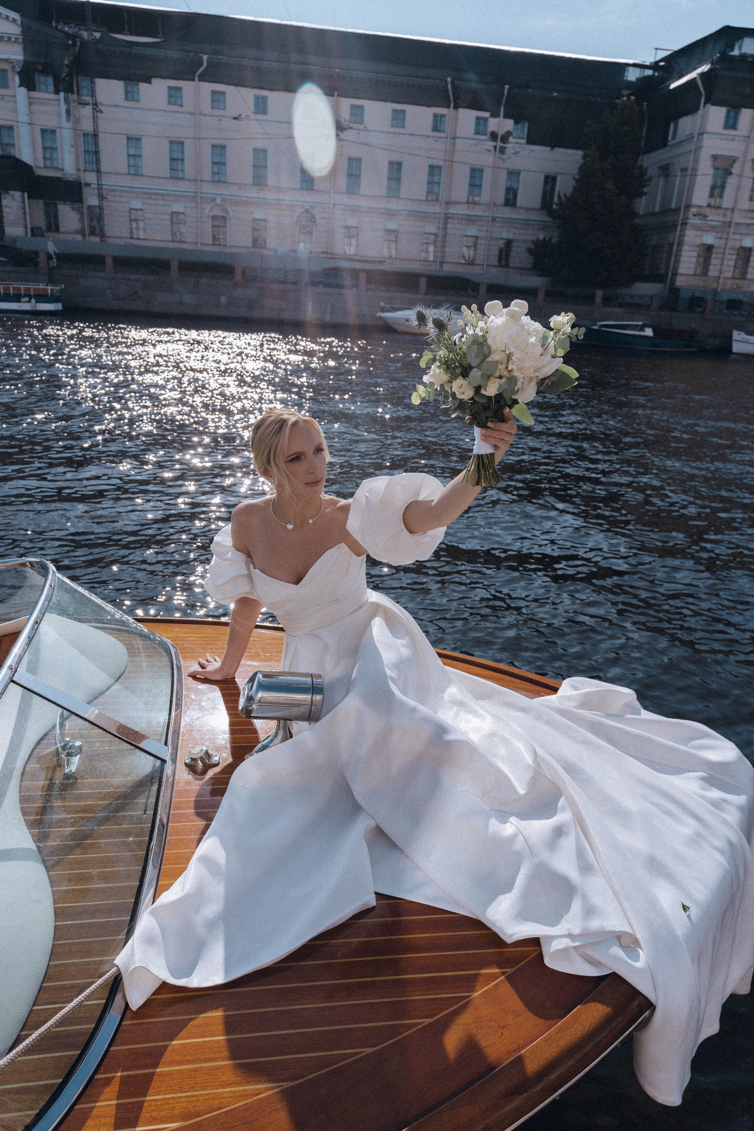 СВАДЕНБНАЯ СЬЕМКА НА КАТЕРЕ ПО КАНАЛАМ САНКТ-ПЕТЕРБУРГА И В АКВАТОРИИ НЕВЫ. Профессиональный фотограф, Санкт-Петербург — Виктория Богомолова