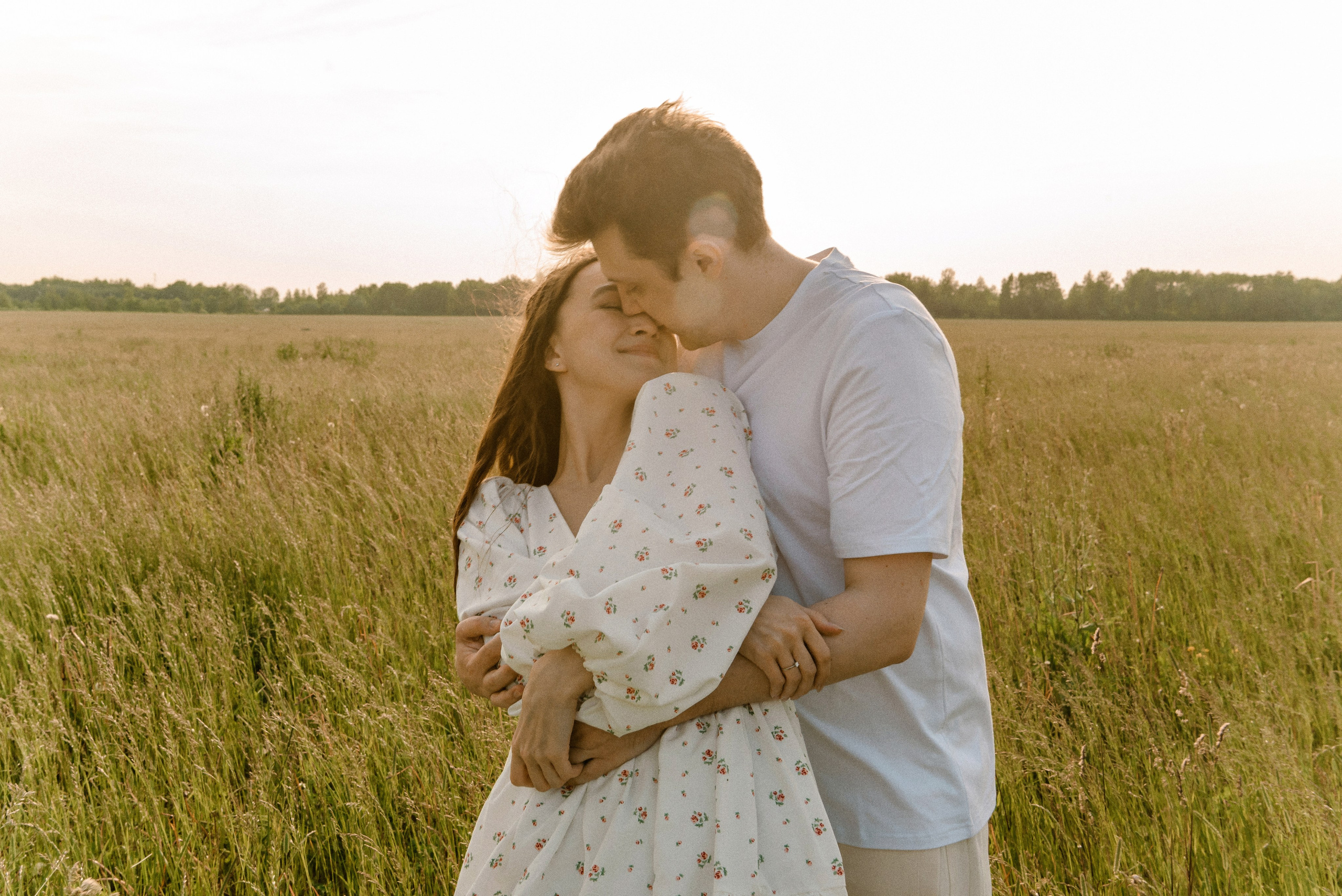 Лиза и Лёша в поле. Свадебный фотограф в Санкт-Петербурге София Шубик
