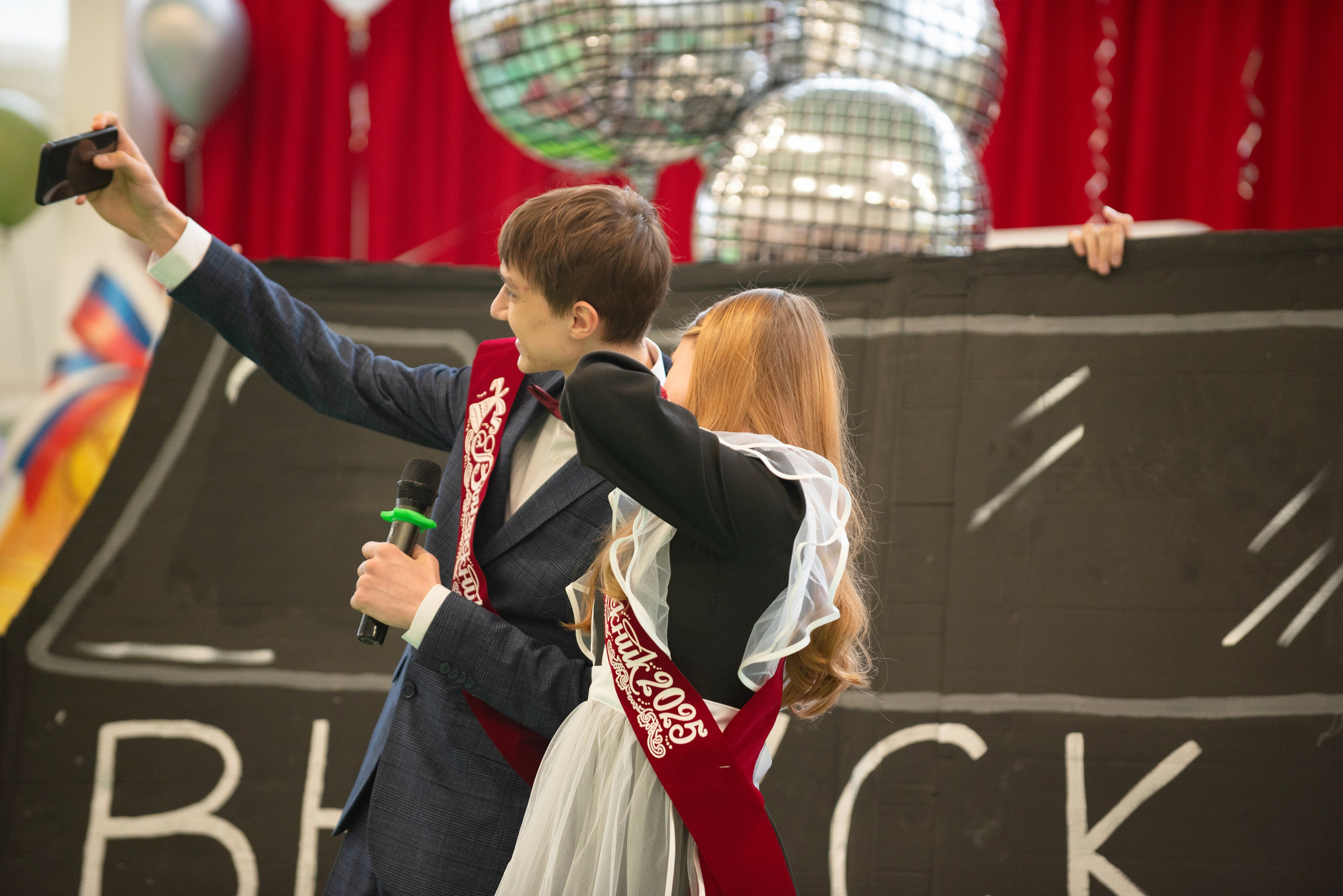 Съёмка выпускного в школе для 11 класса в Сургуте от профессионального школьного фотографа