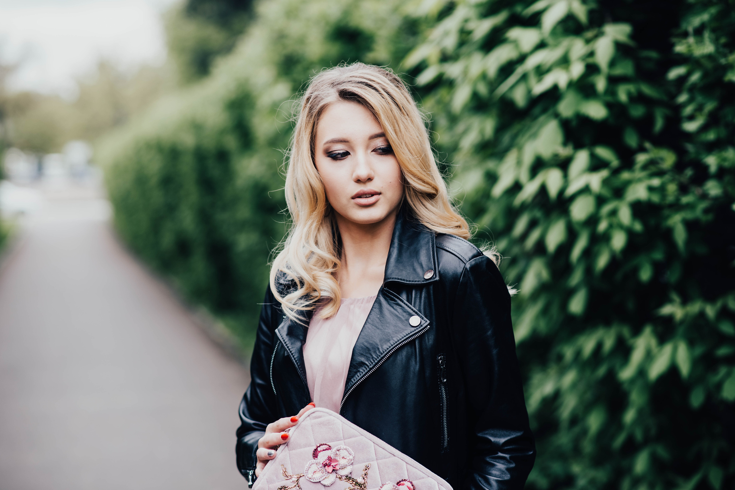 Стрит съемка дизайнерских сумочек, для Школы кройки и шитья Валентины Букеевой. Свадебный и семейный фотограф Максим Сорокин