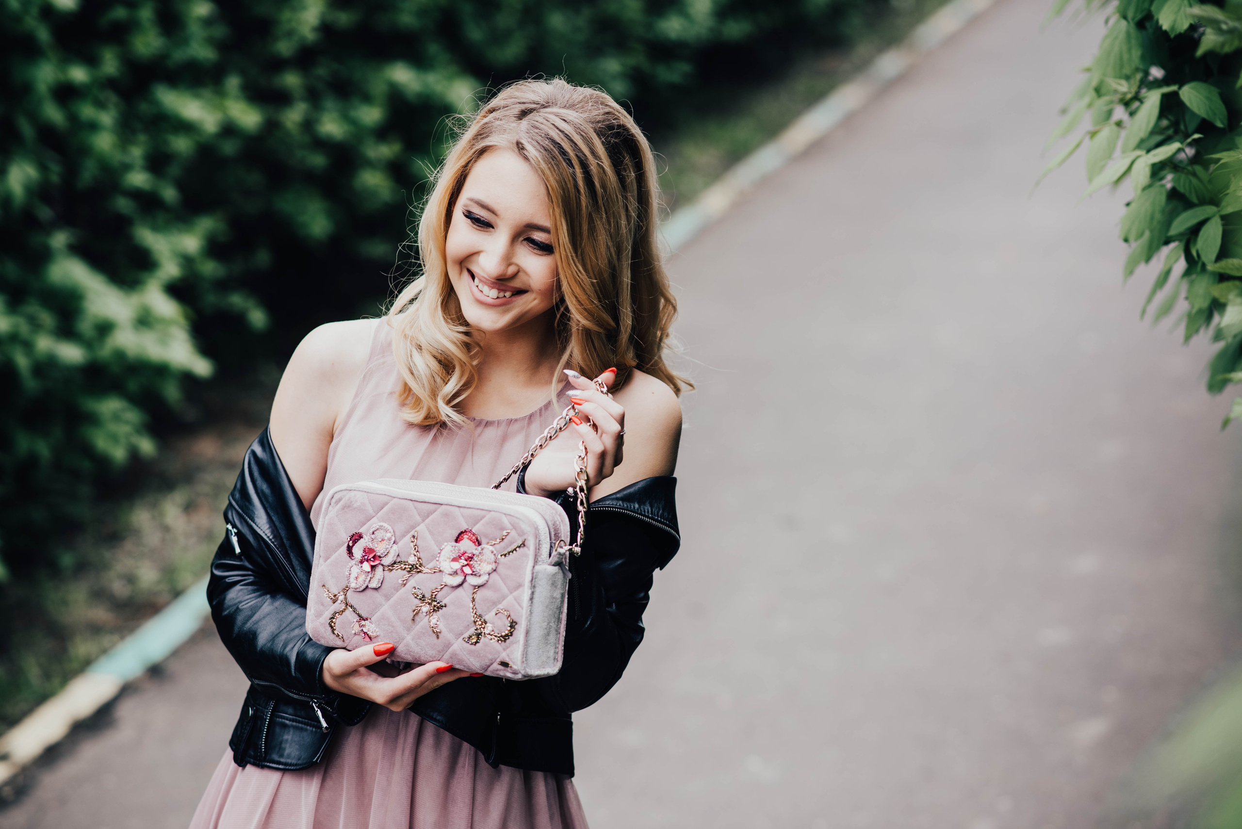 Стрит съемка дизайнерских сумочек, для Школы кройки и шитья Валентины Букеевой. Свадебный и семейный фотограф Максим Сорокин