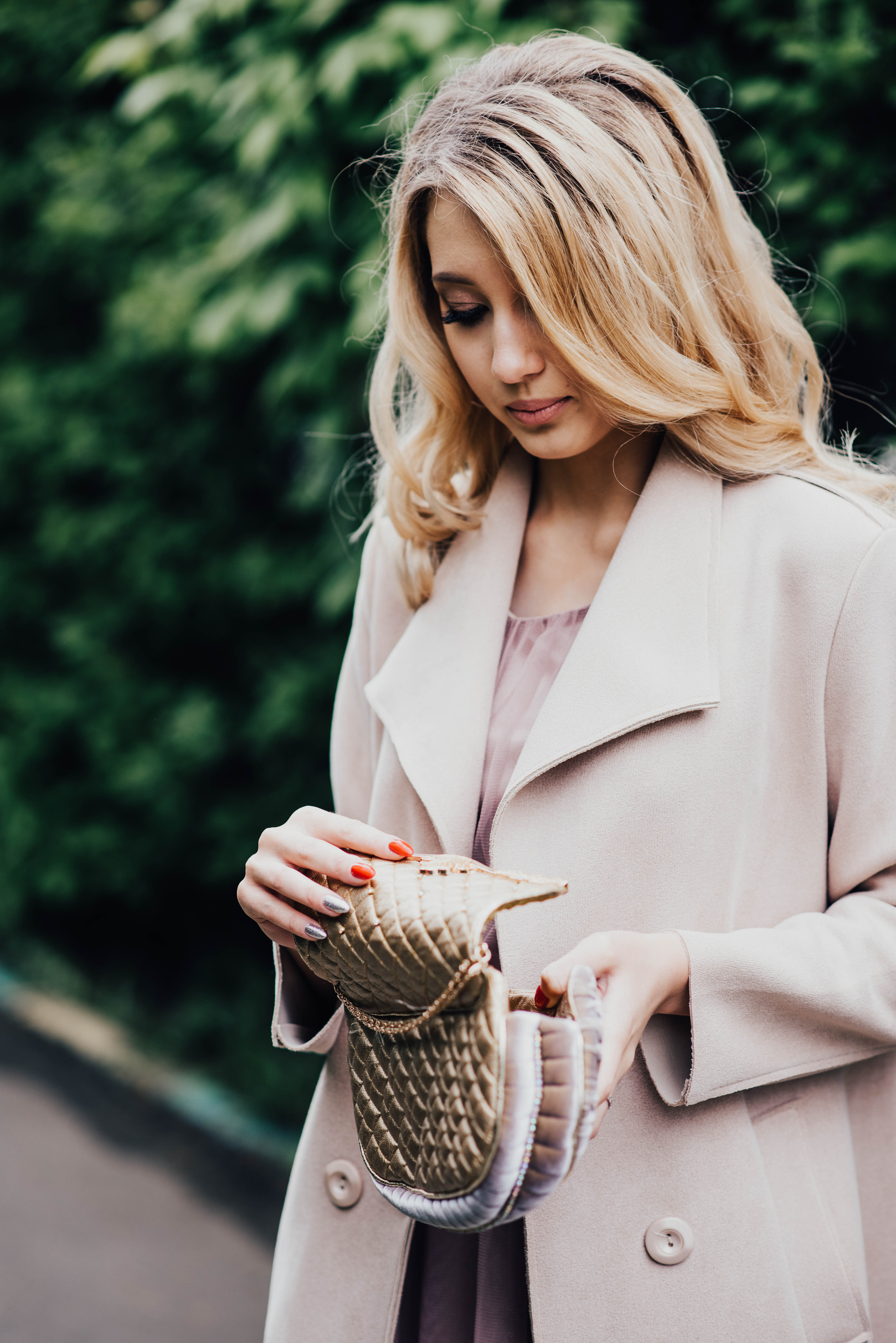 Стрит съемка дизайнерских сумочек, для Школы кройки и шитья Валентины Букеевой. Свадебный и семейный фотограф Максим Сорокин