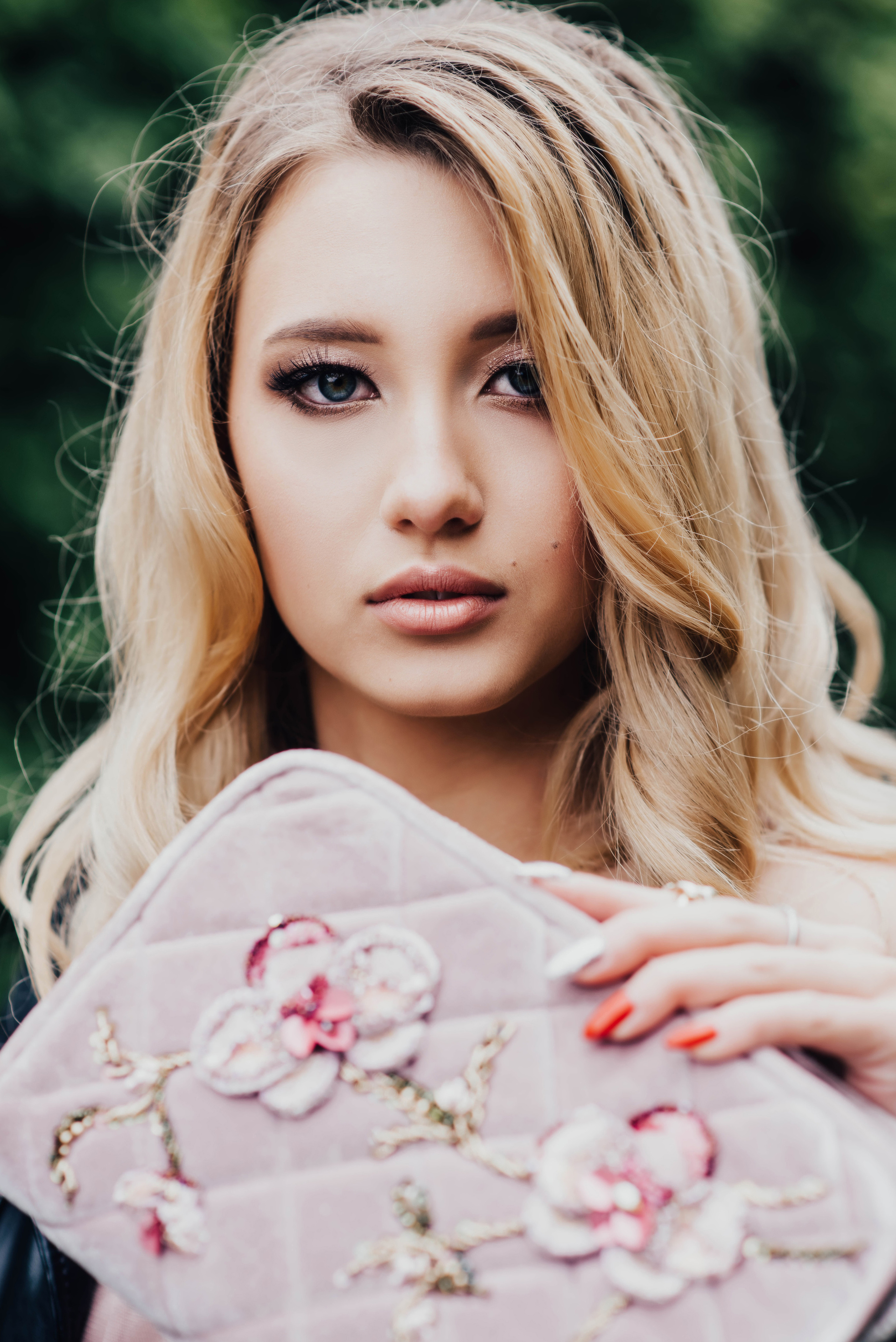 Стрит съемка дизайнерских сумочек, для Школы кройки и шитья Валентины Букеевой. Свадебный и семейный фотограф Максим Сорокин