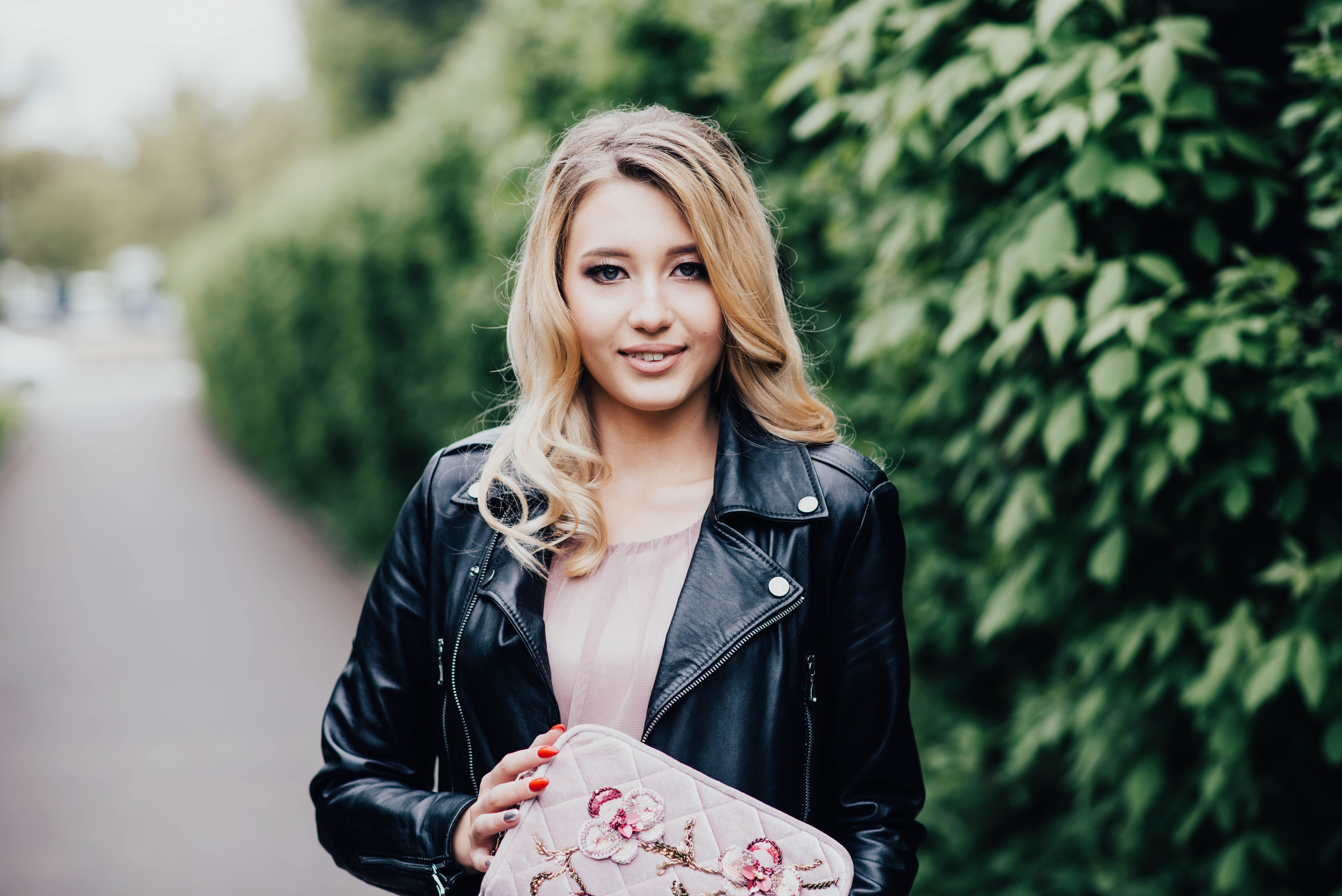 Стрит съемка дизайнерских сумочек, для Школы кройки и шитья Валентины Букеевой. Свадебный и семейный фотограф Максим Сорокин