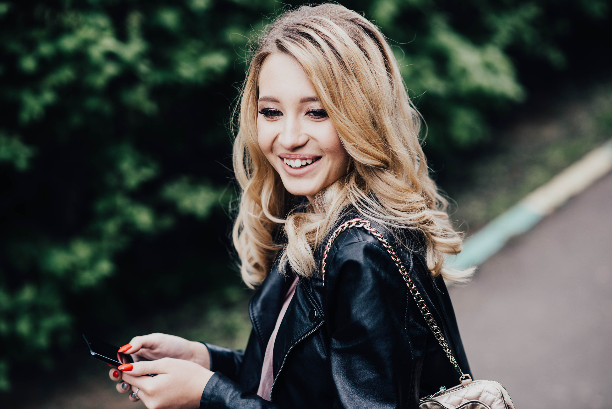 Стрит съемка дизайнерских сумочек, для Школы кройки и шитья Валентины Букеевой. Свадебный и семейный фотограф Максим Сорокин