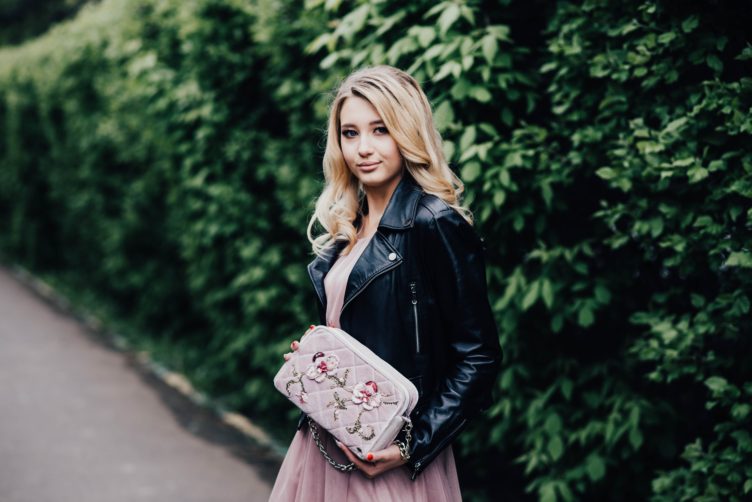 Стрит съемка дизайнерских сумочек, для Школы кройки и шитья Валентины Букеевой. Свадебный и семейный фотограф Максим Сорокин