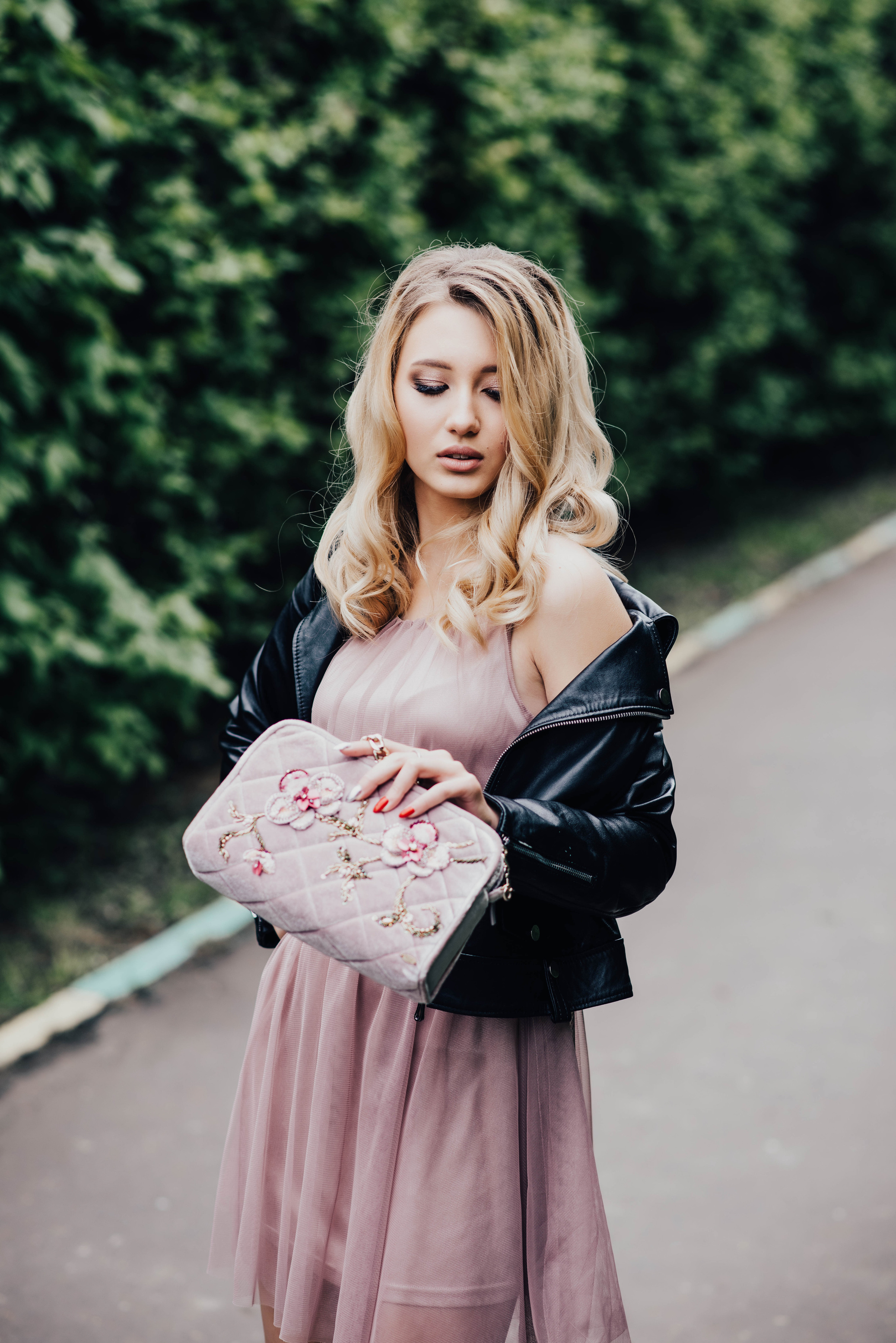 Стрит съемка дизайнерских сумочек, для Школы кройки и шитья Валентины Букеевой. Свадебный и семейный фотограф Максим Сорокин