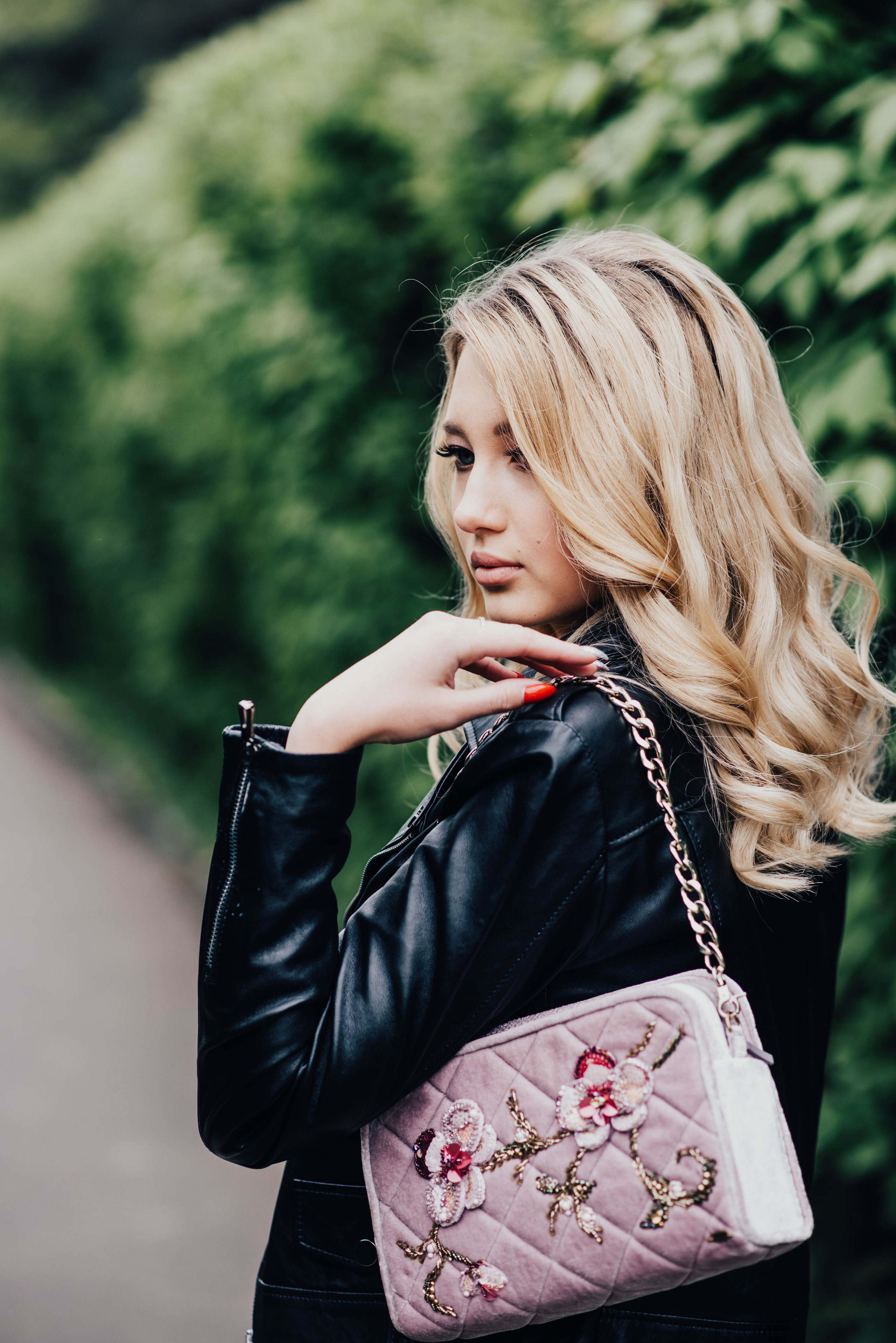 Стрит съемка дизайнерских сумочек, для Школы кройки и шитья Валентины Букеевой. Свадебный и семейный фотограф Максим Сорокин