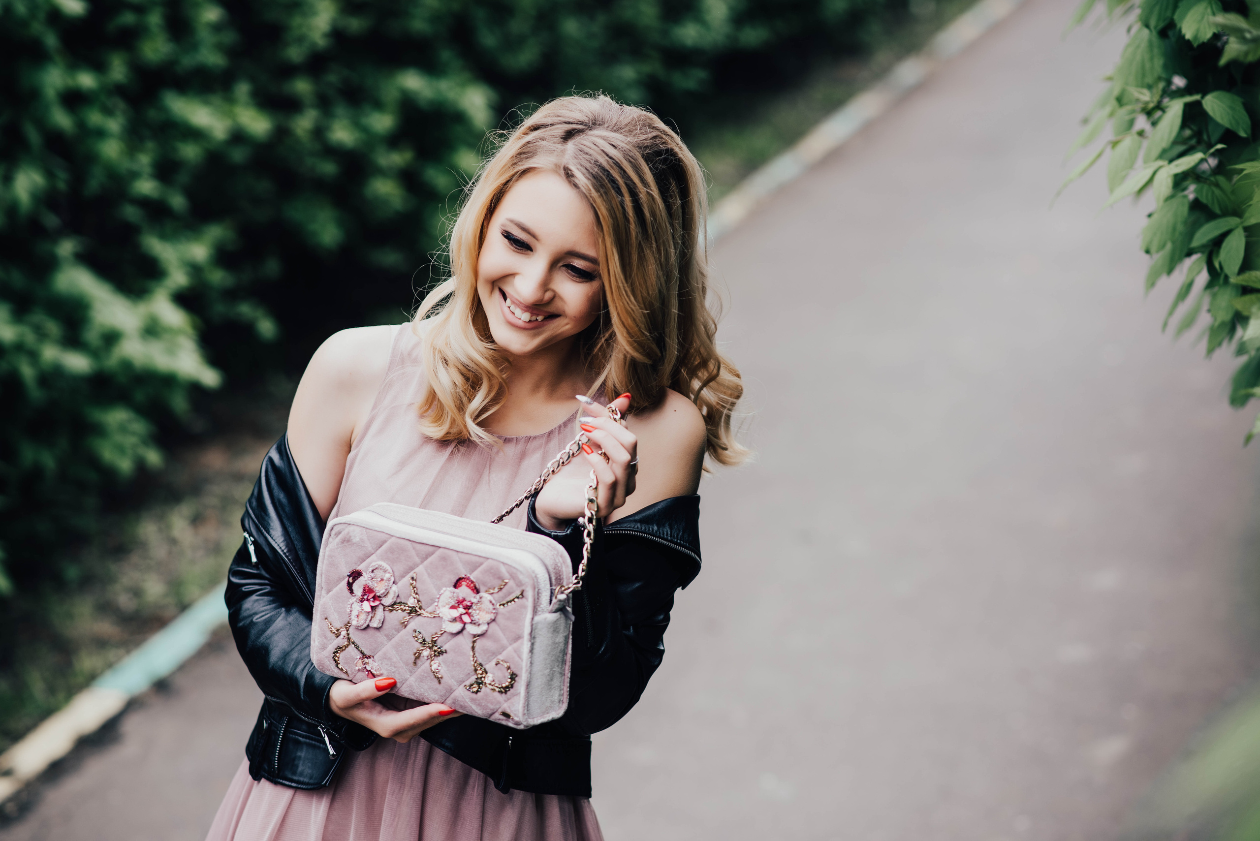 Стрит съемка дизайнерских сумочек, для Школы кройки и шитья Валентины Букеевой. Свадебный и семейный фотограф Максим Сорокин