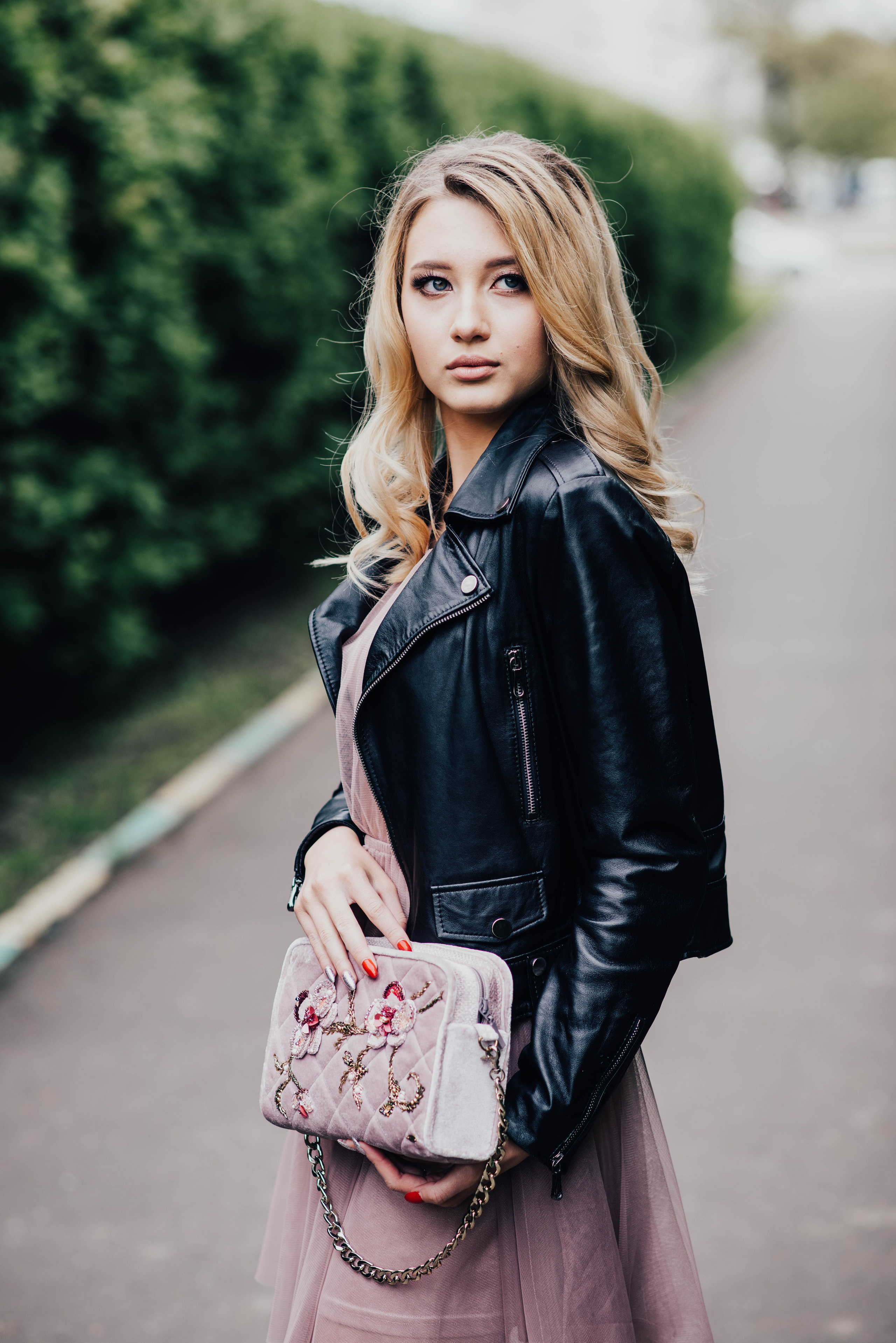 Стрит съемка дизайнерских сумочек, для Школы кройки и шитья Валентины Букеевой. Свадебный и семейный фотограф Максим Сорокин