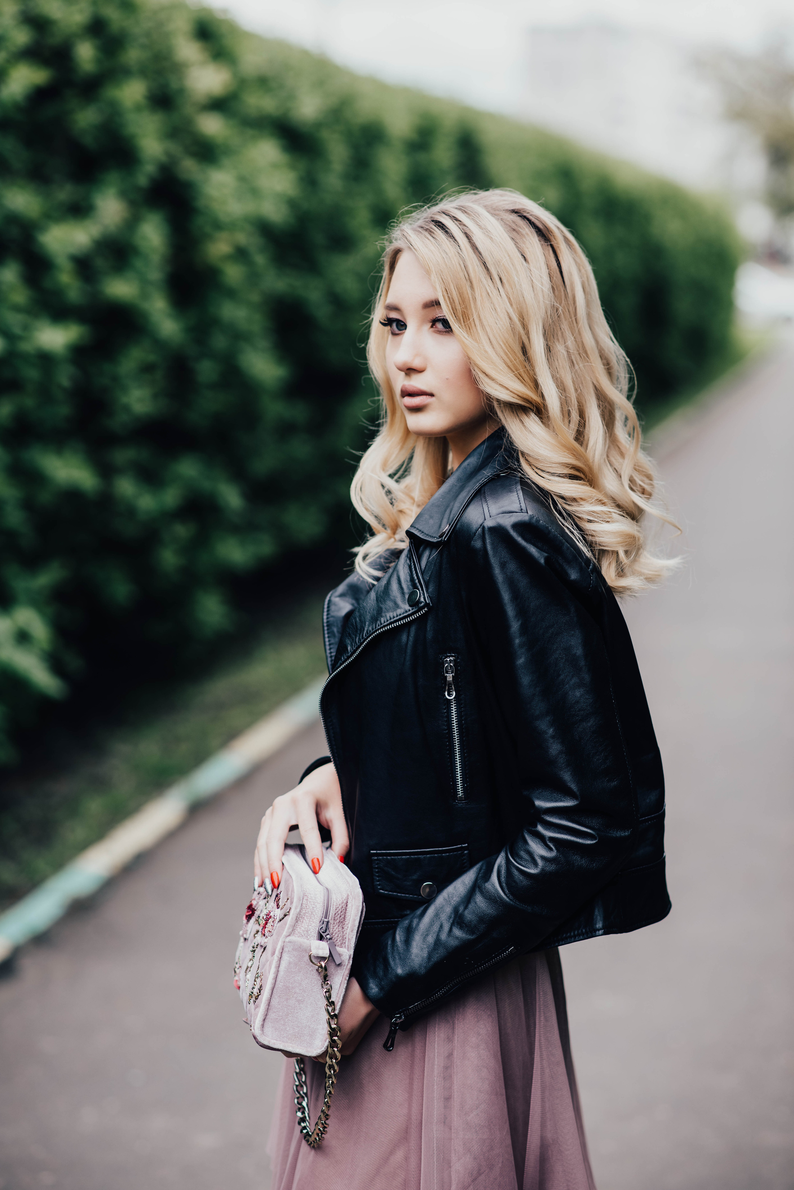 Стрит съемка дизайнерских сумочек, для Школы кройки и шитья Валентины Букеевой. Свадебный и семейный фотограф Максим Сорокин