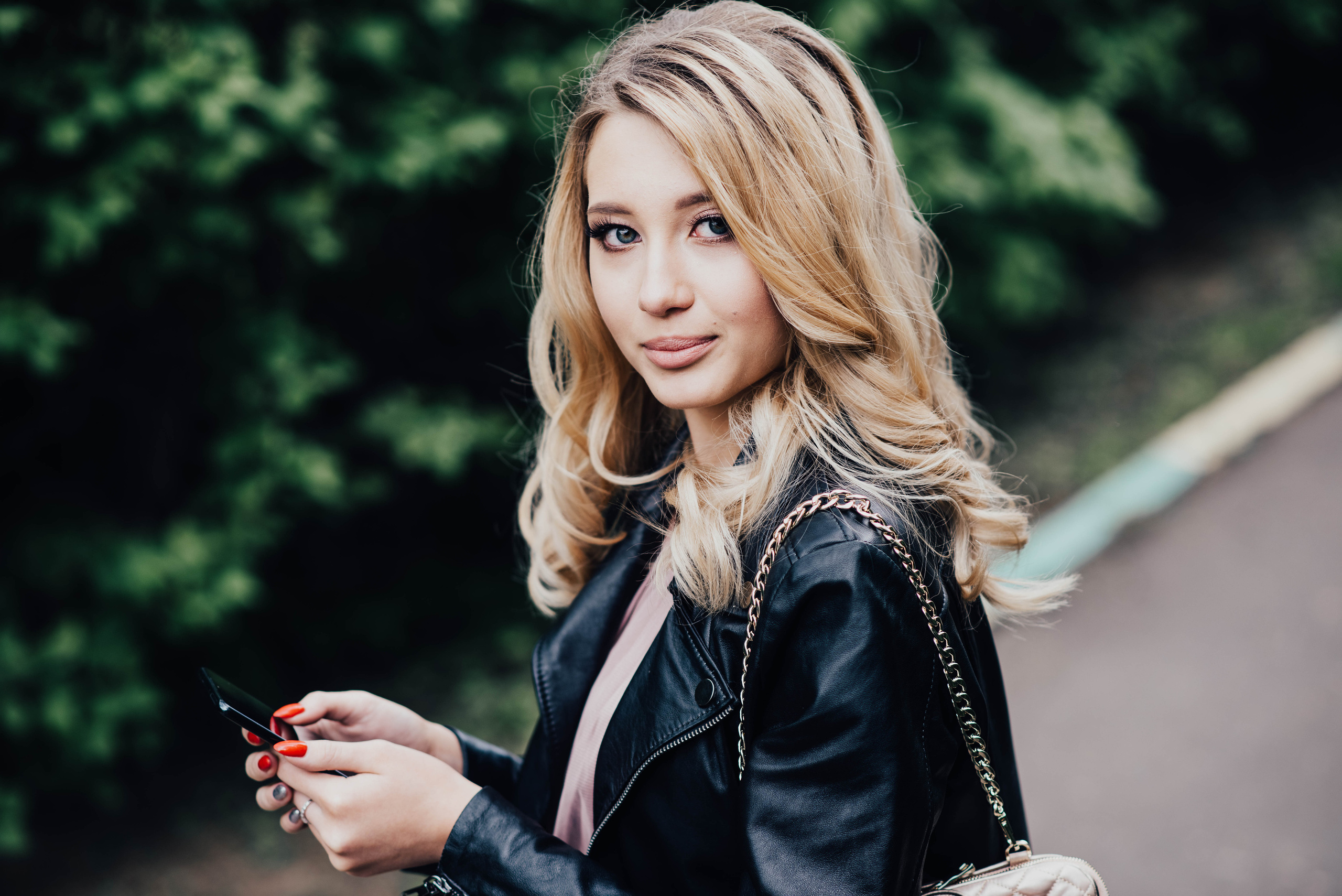 Стрит съемка дизайнерских сумочек, для Школы кройки и шитья Валентины Букеевой. Свадебный и семейный фотограф Максим Сорокин