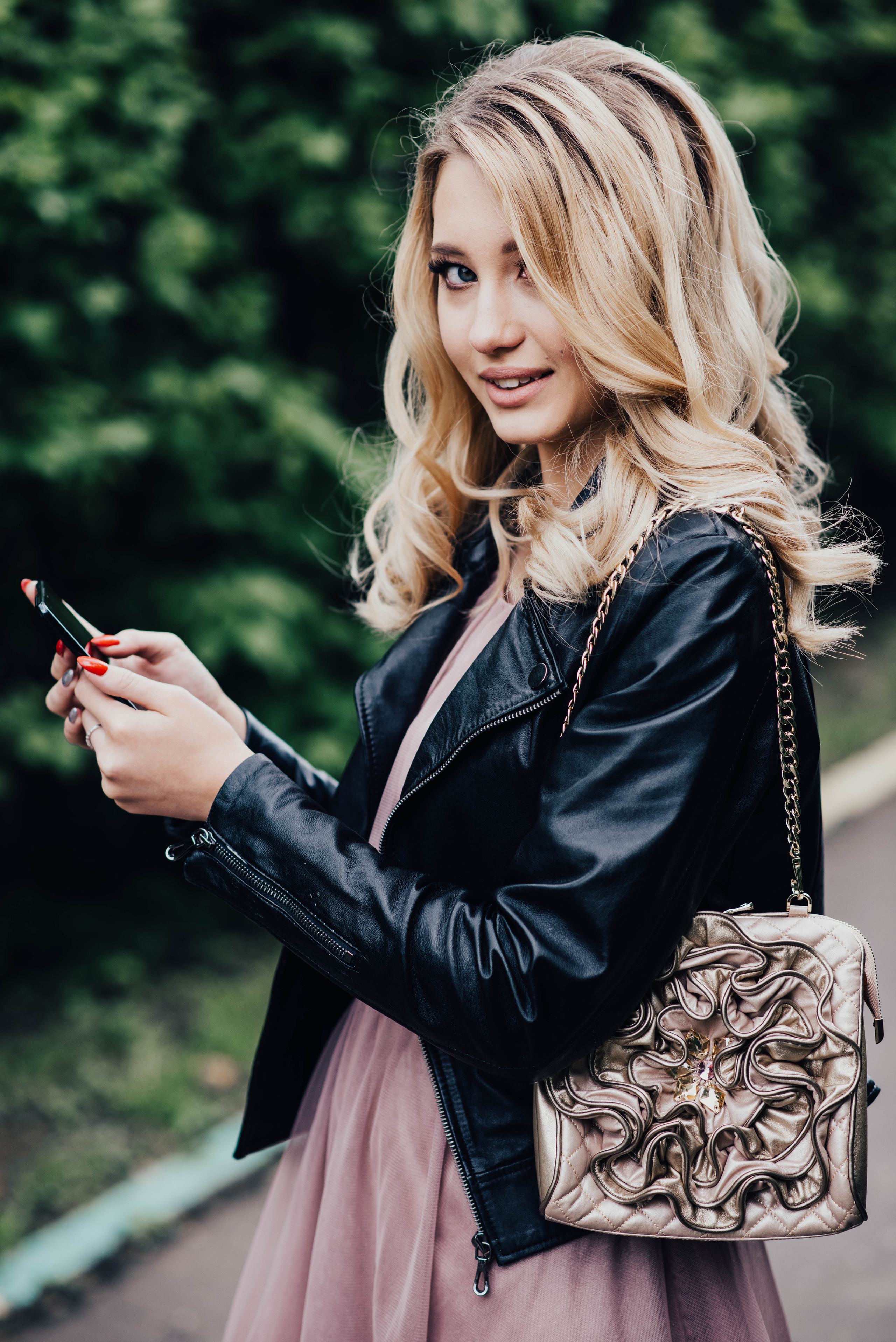 Стрит съемка дизайнерских сумочек, для Школы кройки и шитья Валентины Букеевой. Свадебный и семейный фотограф Максим Сорокин