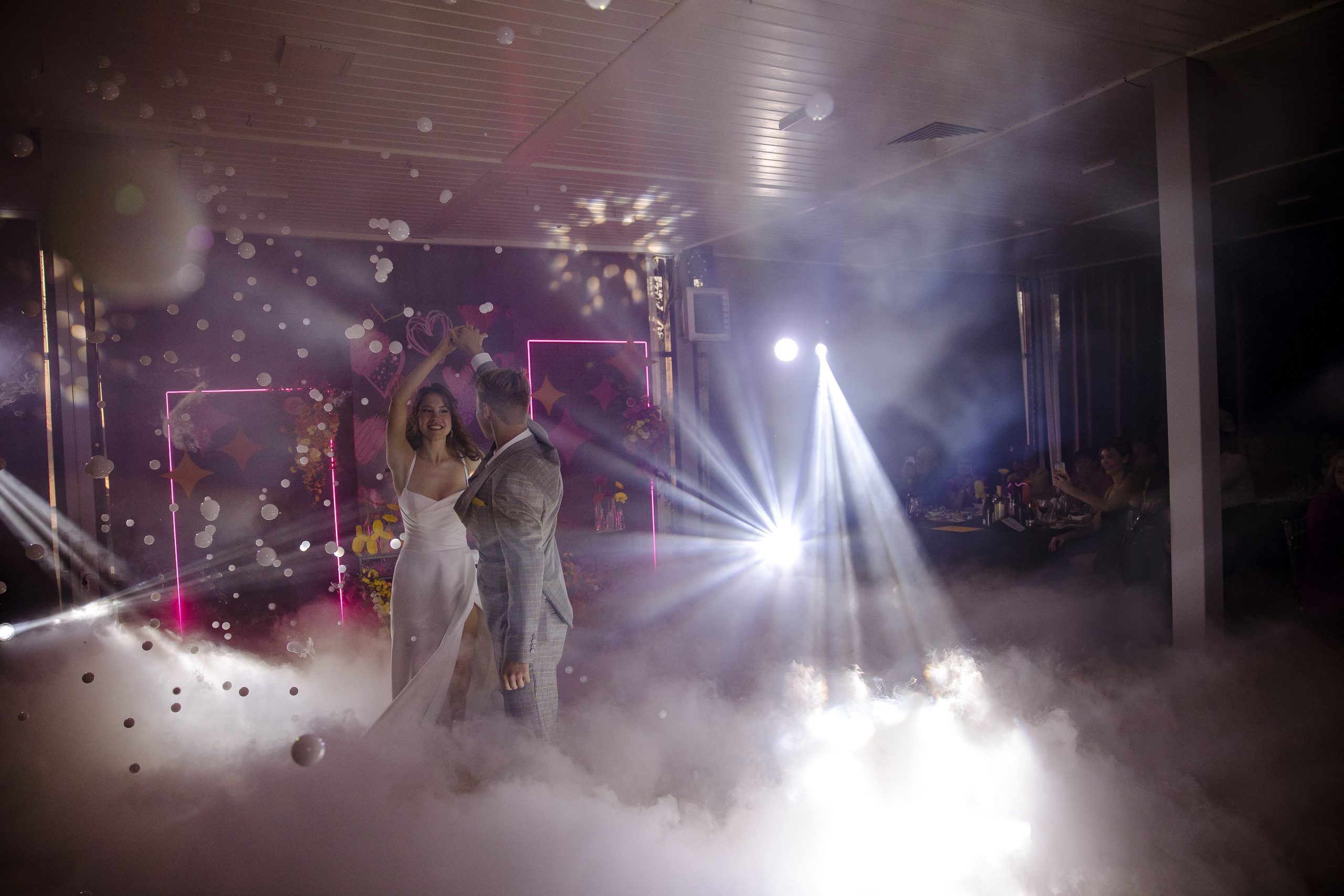 Яркая неоновая свадебная фотосессия в «Нет на карте». Свадебный и семейный фотограф в Самаре и Тольятти | Елена Топанцева