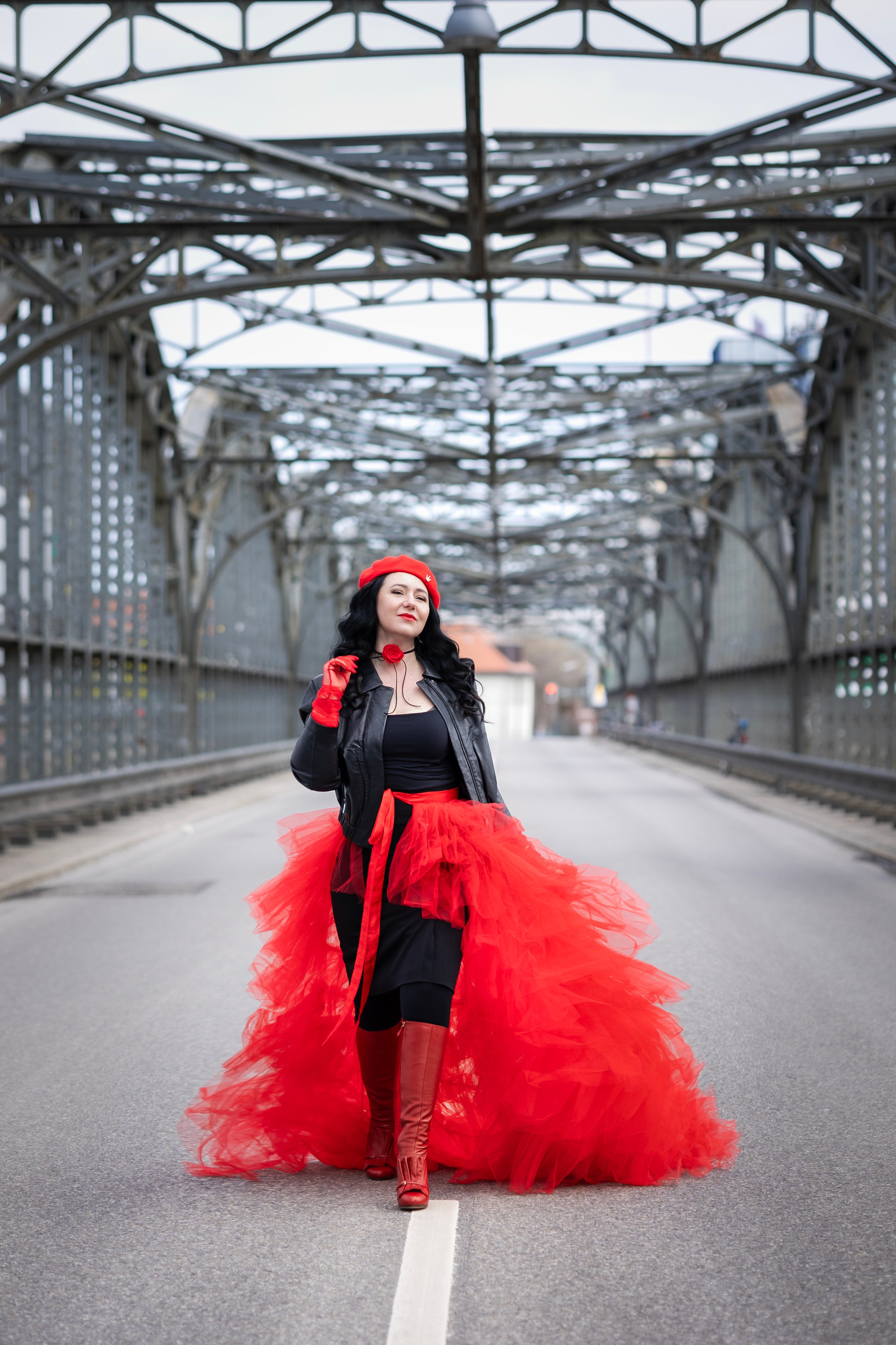 Balloons and red skirt. Photographer in Munich