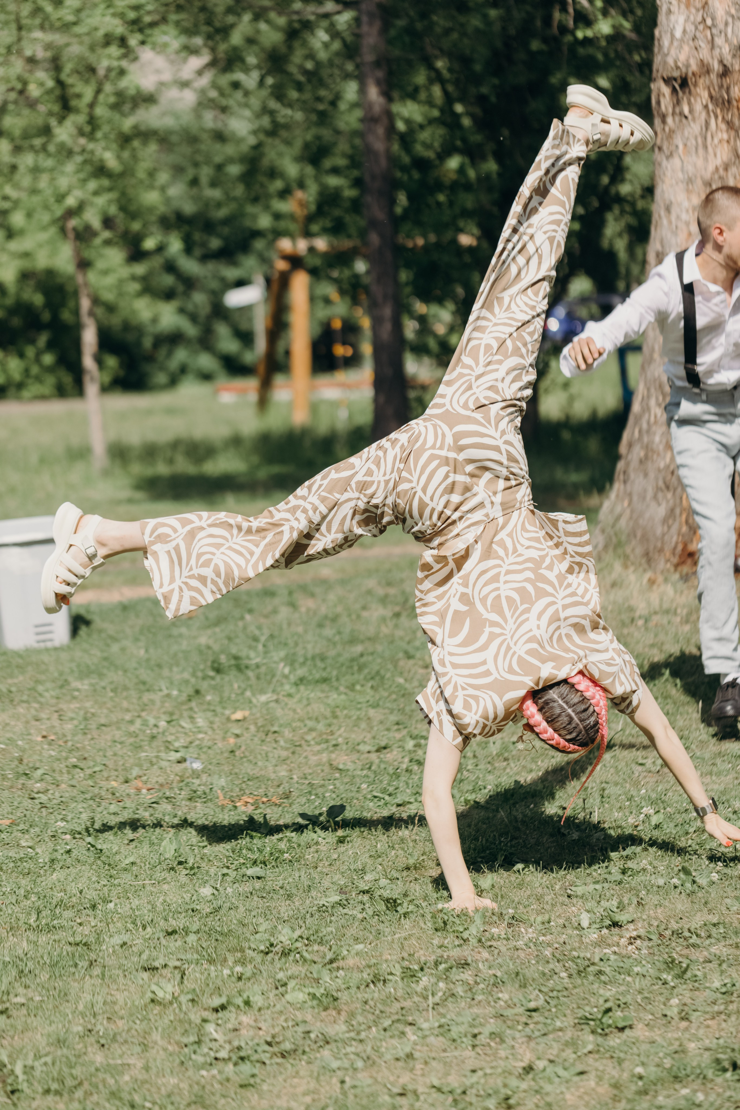 Девушка делает колесо