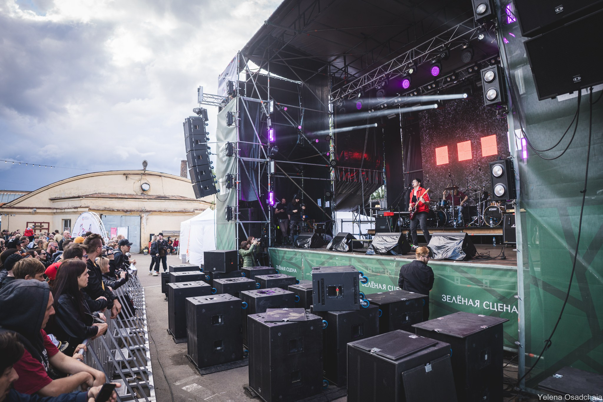 Живой 2025 — День 1. Елена Осадчая — фотографирую музыку на сцене и в жизни
