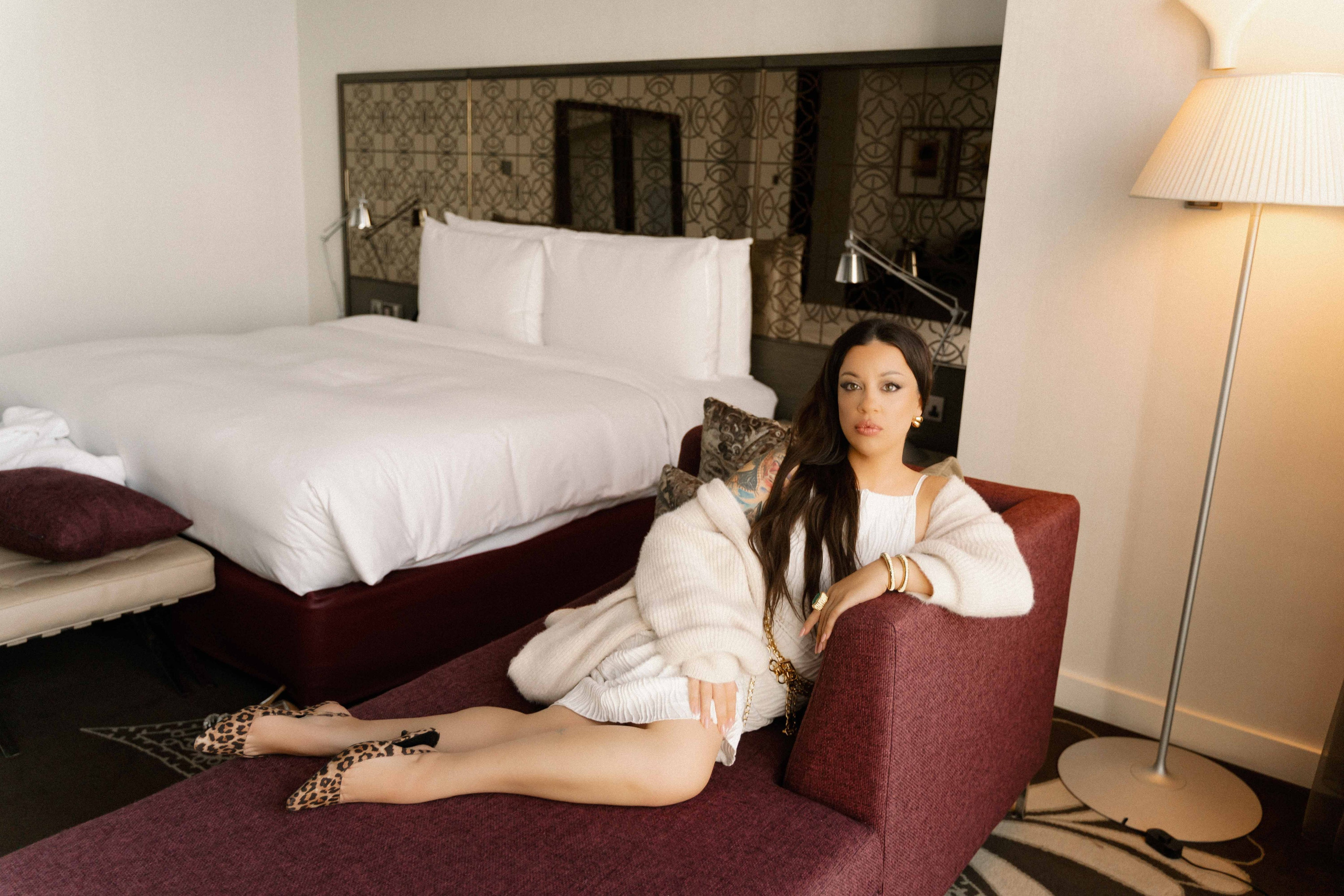 Анна в номере отеля. Фотограф и видеограф в Москве и Абу Даби Мария Кулагина