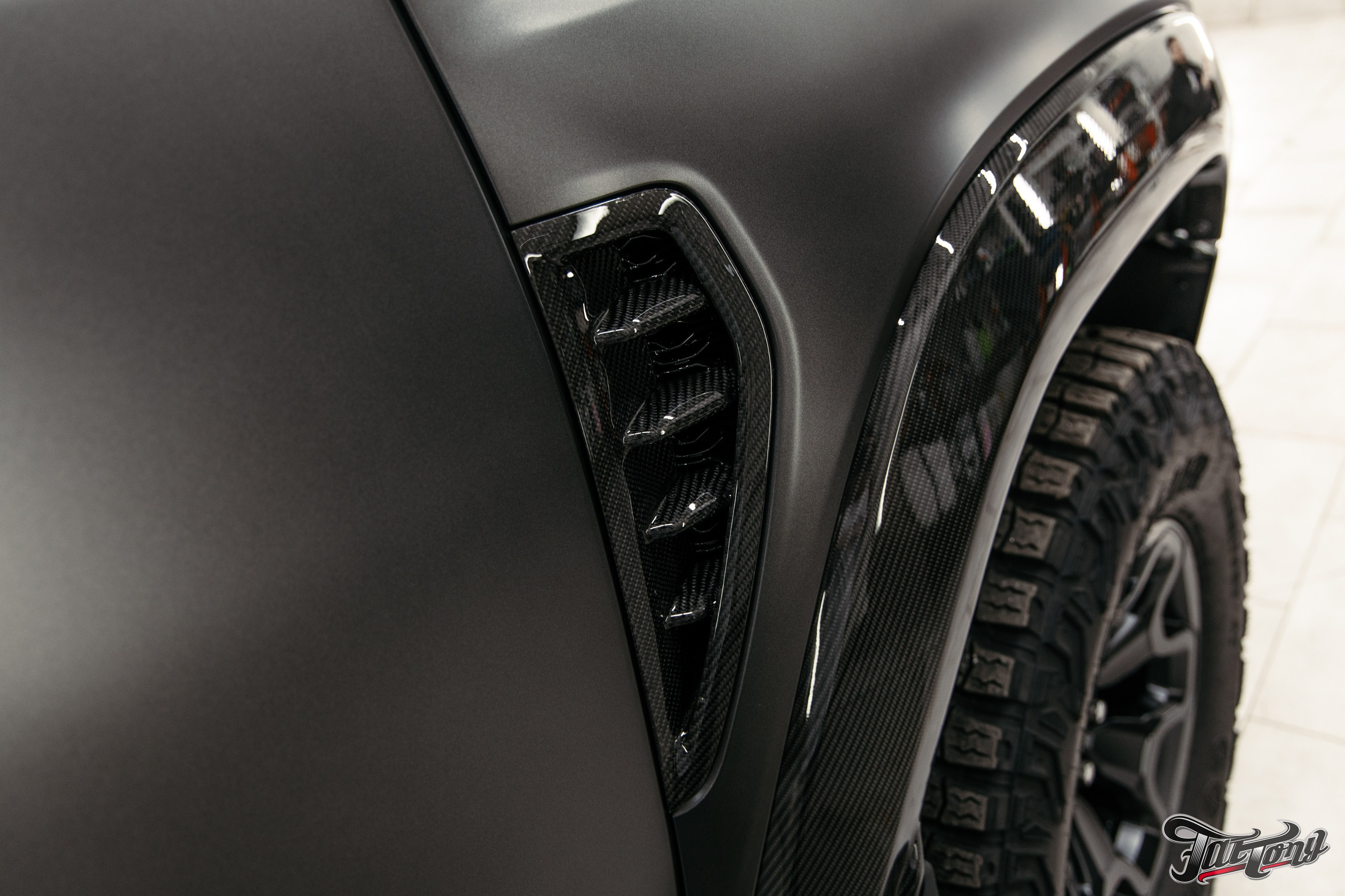 Ram TRX ламинация карбоном внешних элементов кузова, салона и установка распорки. DeLorein