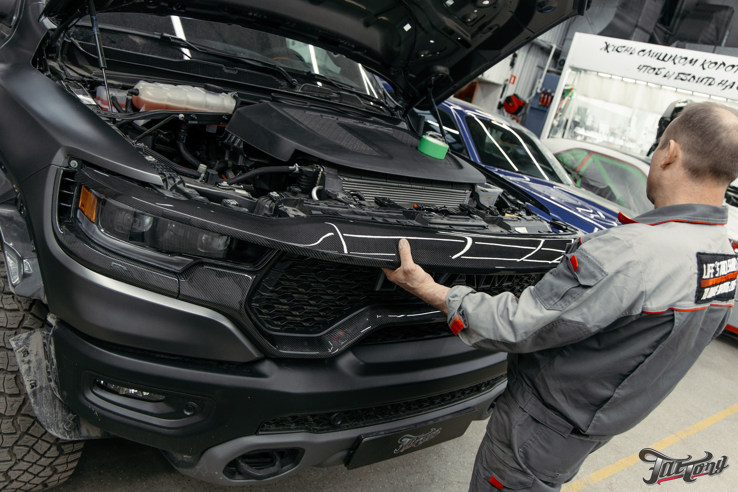 Ram TRX ламинация карбоном внешних элементов кузова, салона и установка распорки. DeLorein