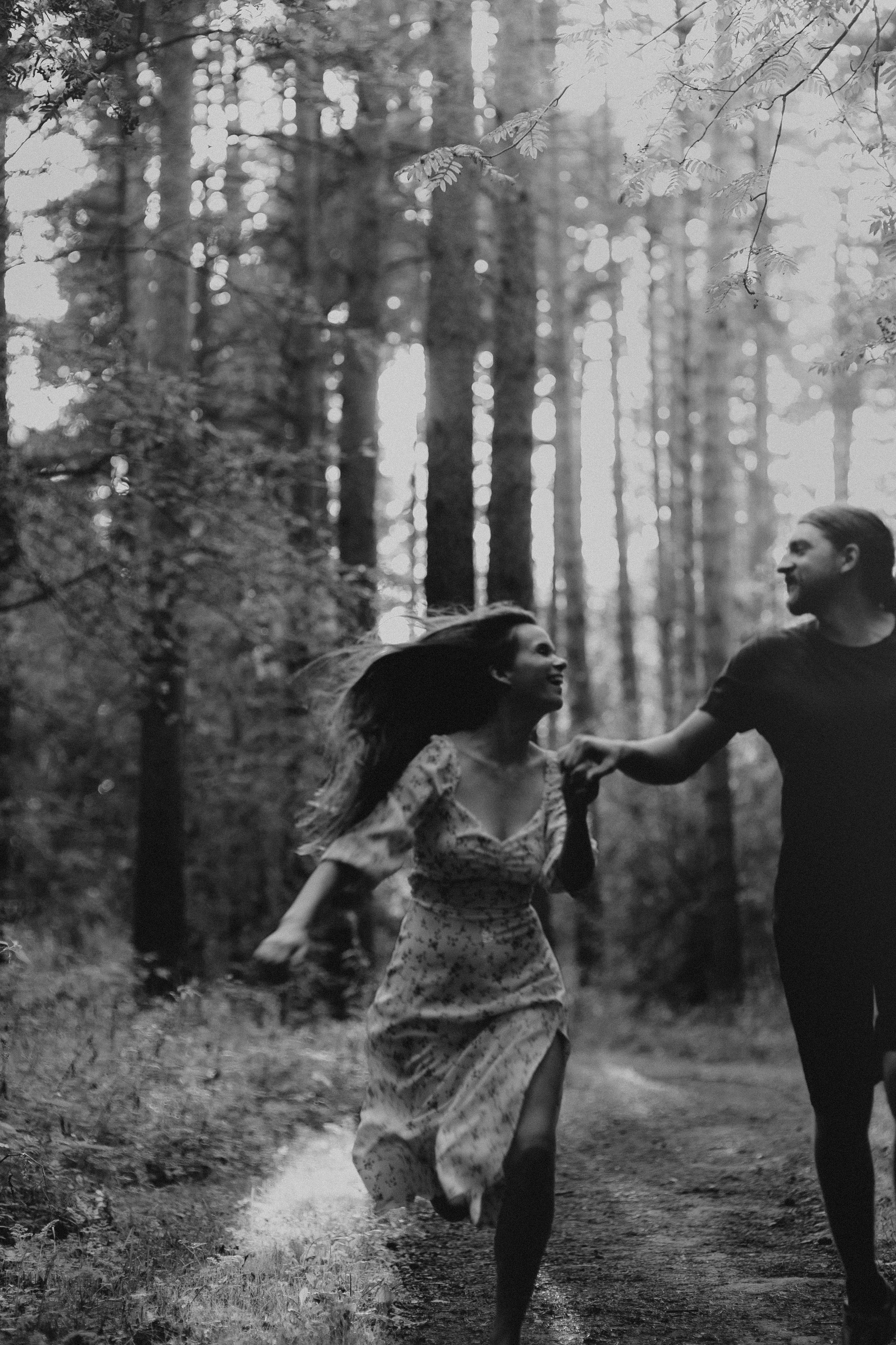 Атмосферная съемка Маши и Лёши в лесу наедине с природой. Свадебный и репортажный фотограф в Ярославле и Санкт-Петербурге Роман Микрюков