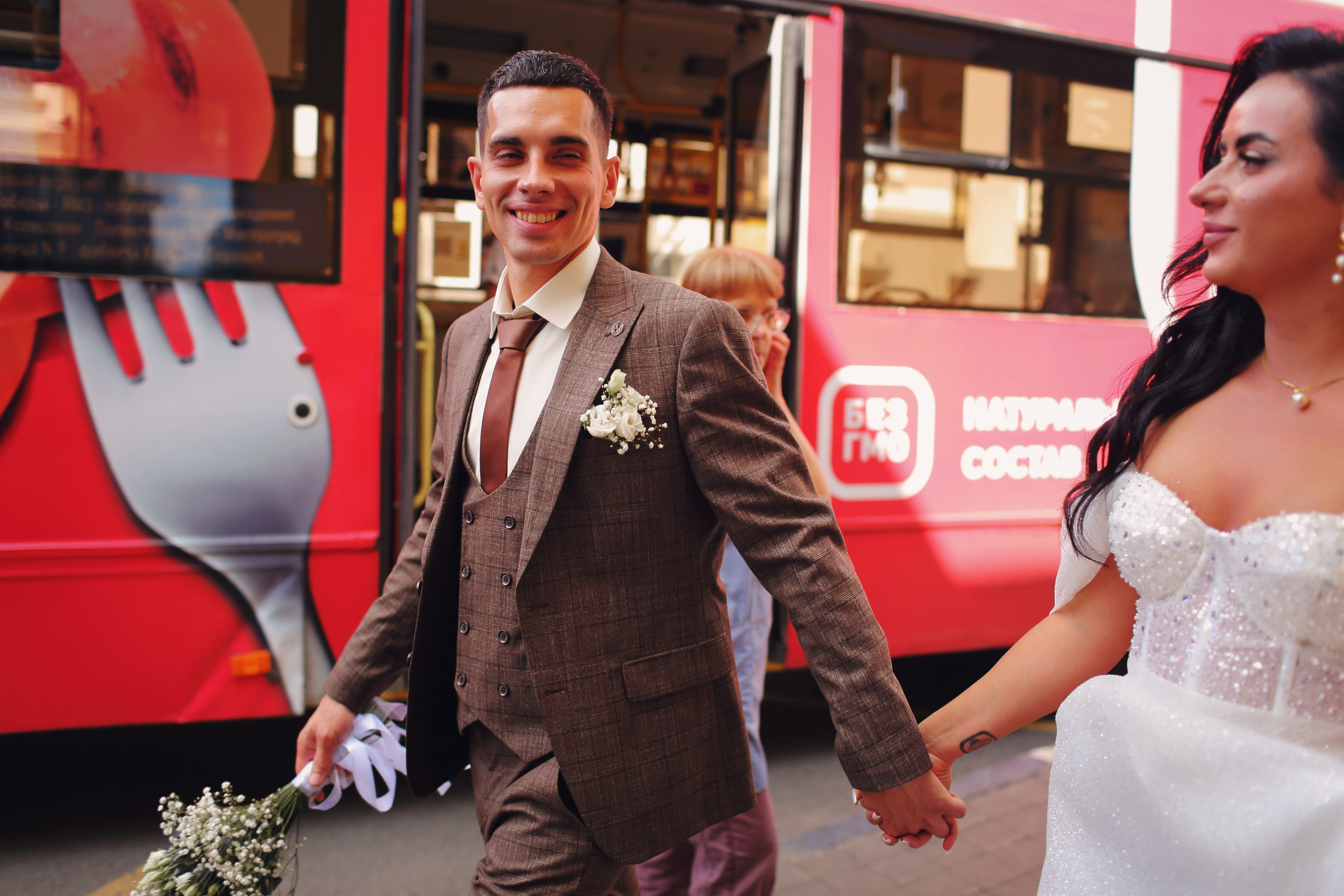 Съемка пары Марии и Ильи, гуляющих по городу. Свадебный и репортажный фотограф в Ярославле и Санкт-Петербурге Роман Микрюков