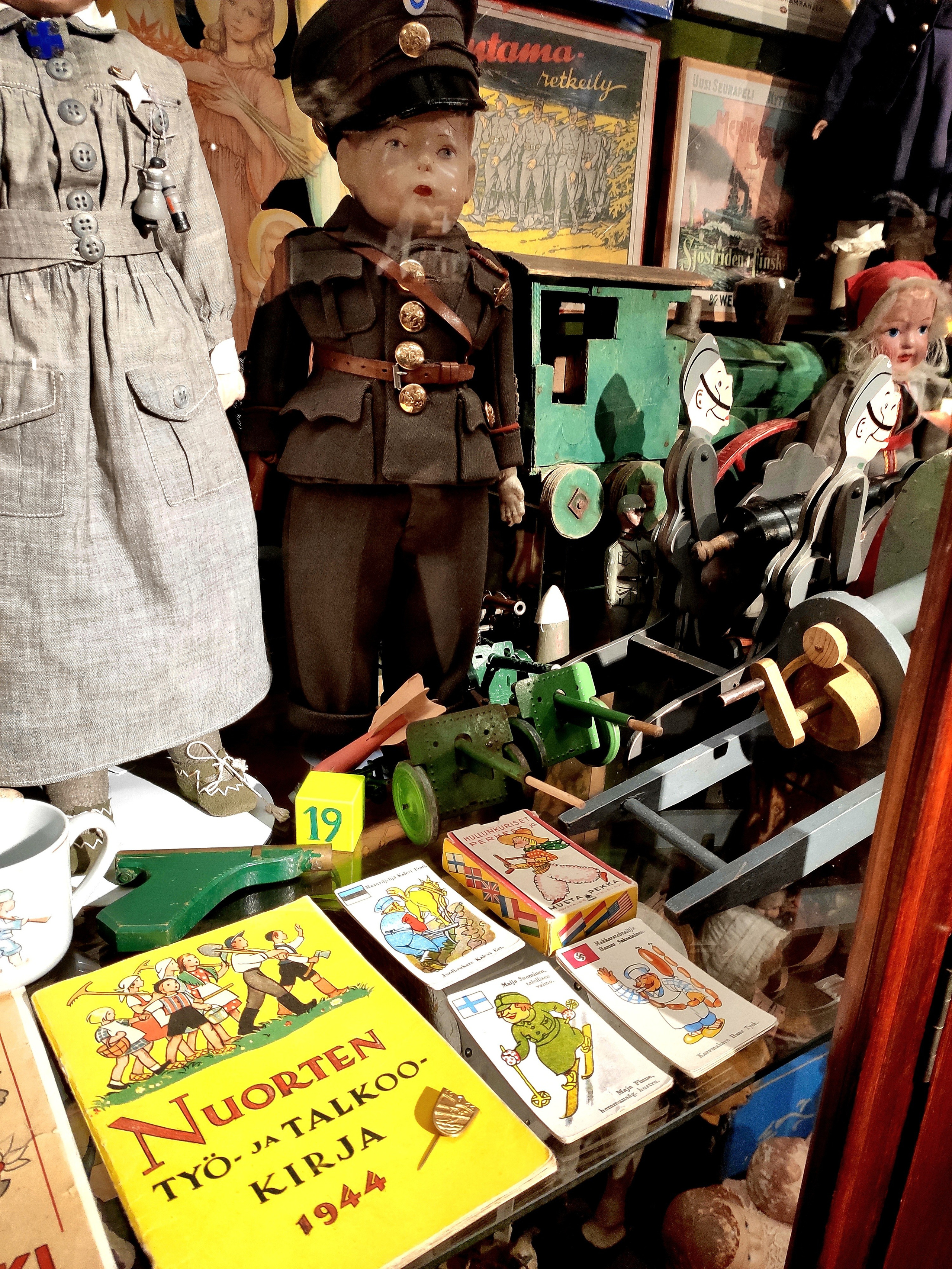 Небольшой музей, но рассматривать игрушки (в том числе и из СССР) можно часами