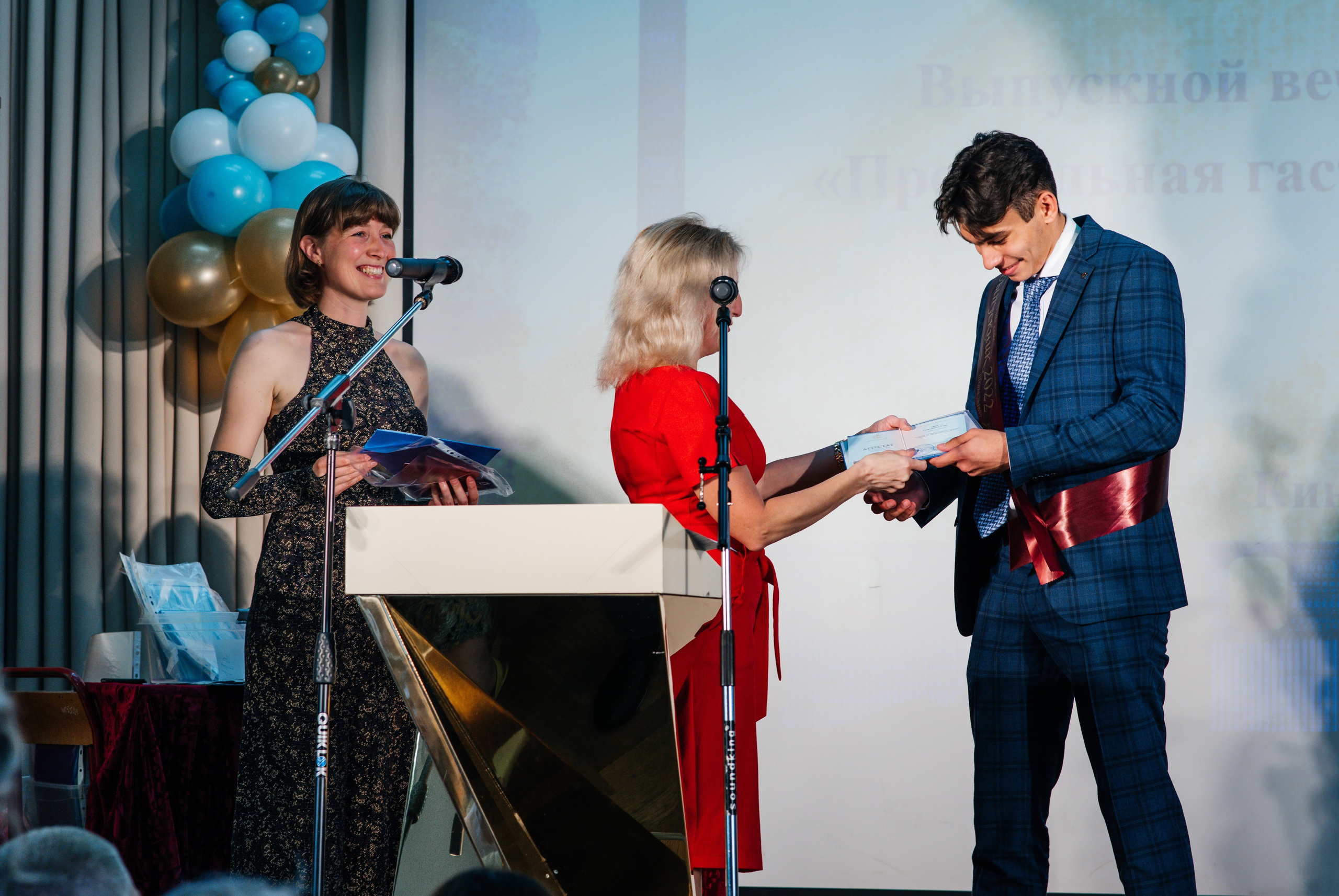 Вручение аттестатов. Выпускные альбомы в Подольске Москве и МО