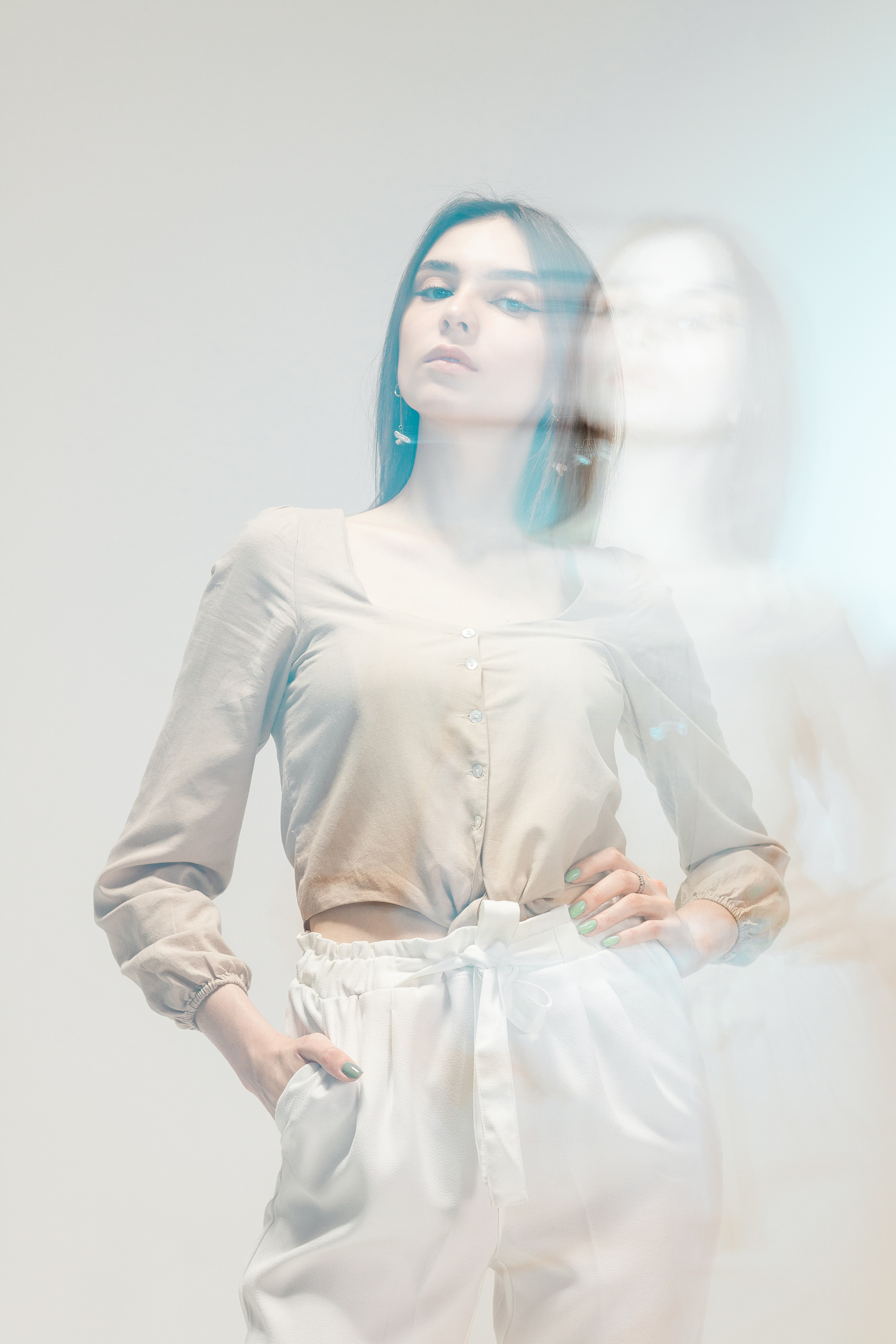 Портрет девушки в бежевом на белом фоне. Фотограф Андрей Соболев.