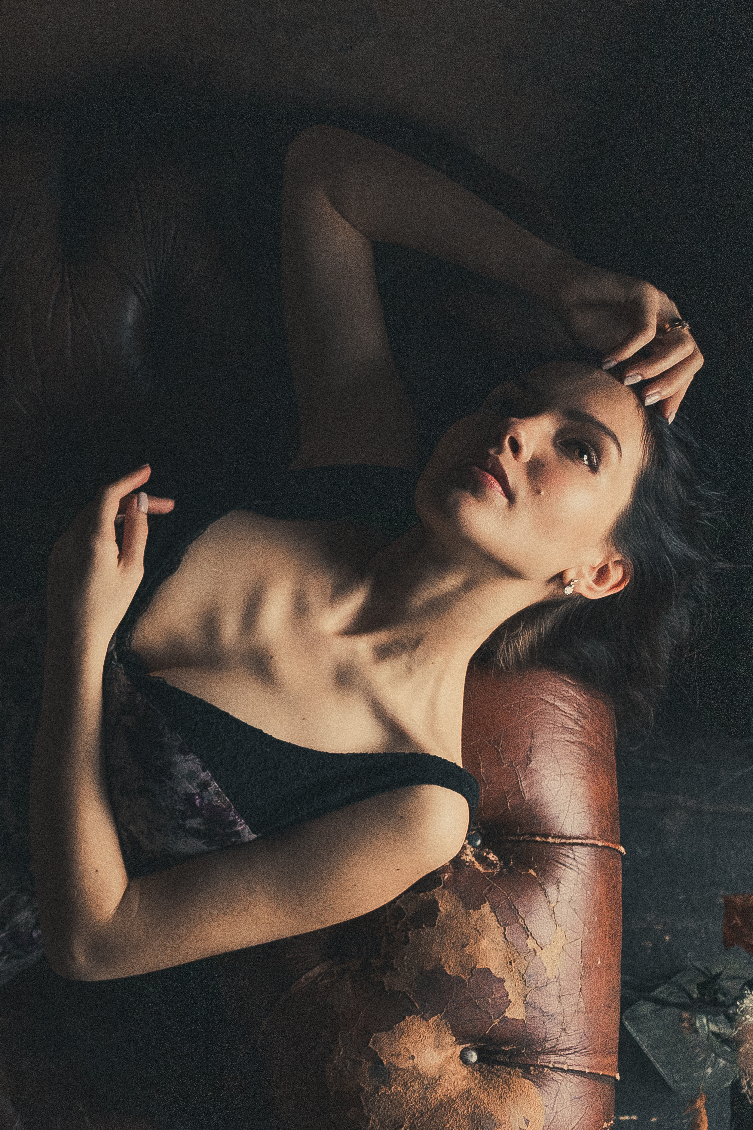 Девушка в платье с декольте лежит на диване. Фотограф Андрей Соболев.