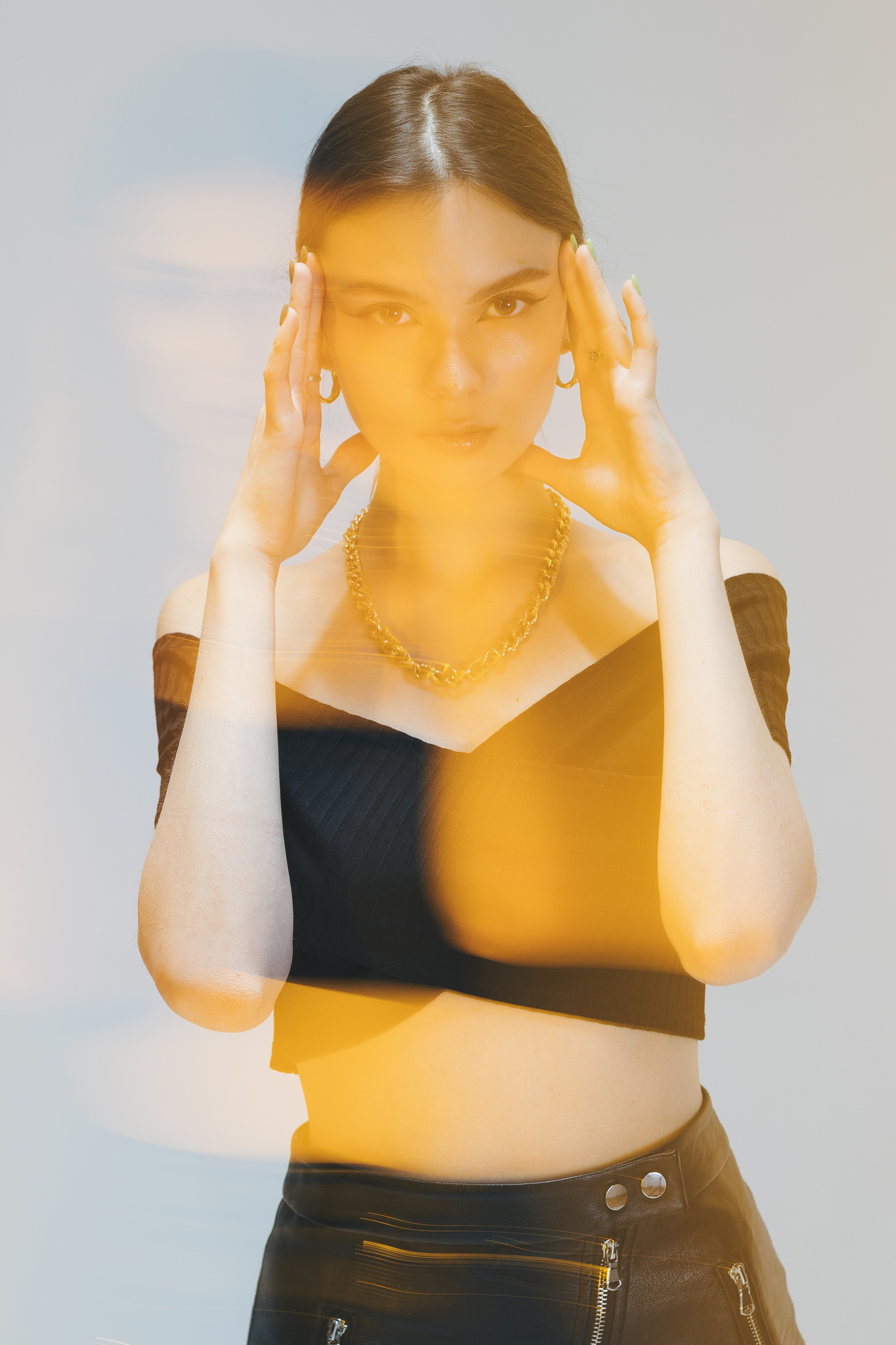 Портрет девушки в черном топе с золотыми украшениями. Фотограф Андрей Соболев.